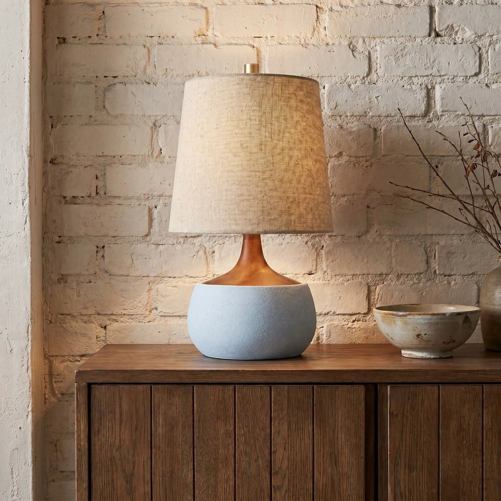 Stolní lampa s dřevěnou základnou, lněným stínidlem a válcem v cementovém vzhledu | Moderní design – Lamylie
