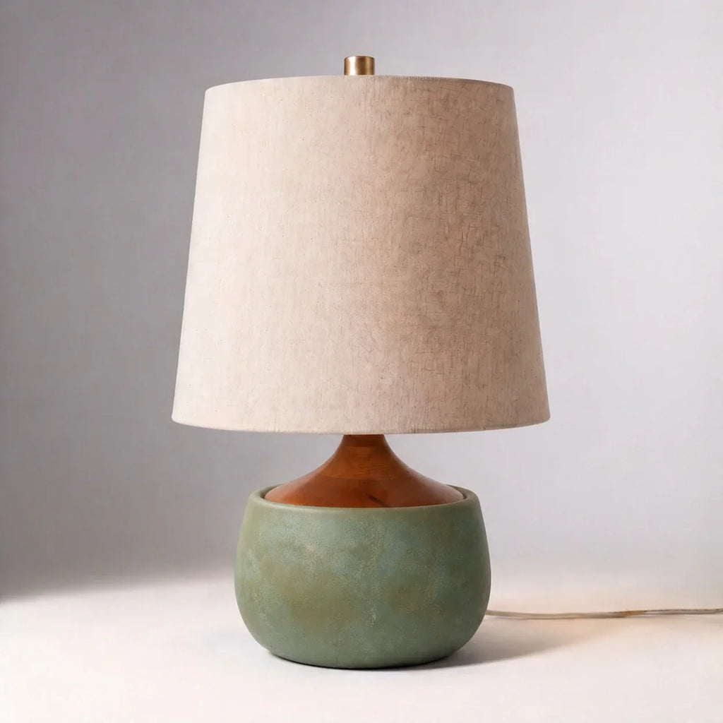 Stolní lampa s dřevěnou základnou, lněným stínidlem a válcem v cementovém vzhledu | Moderní design – Lamylie