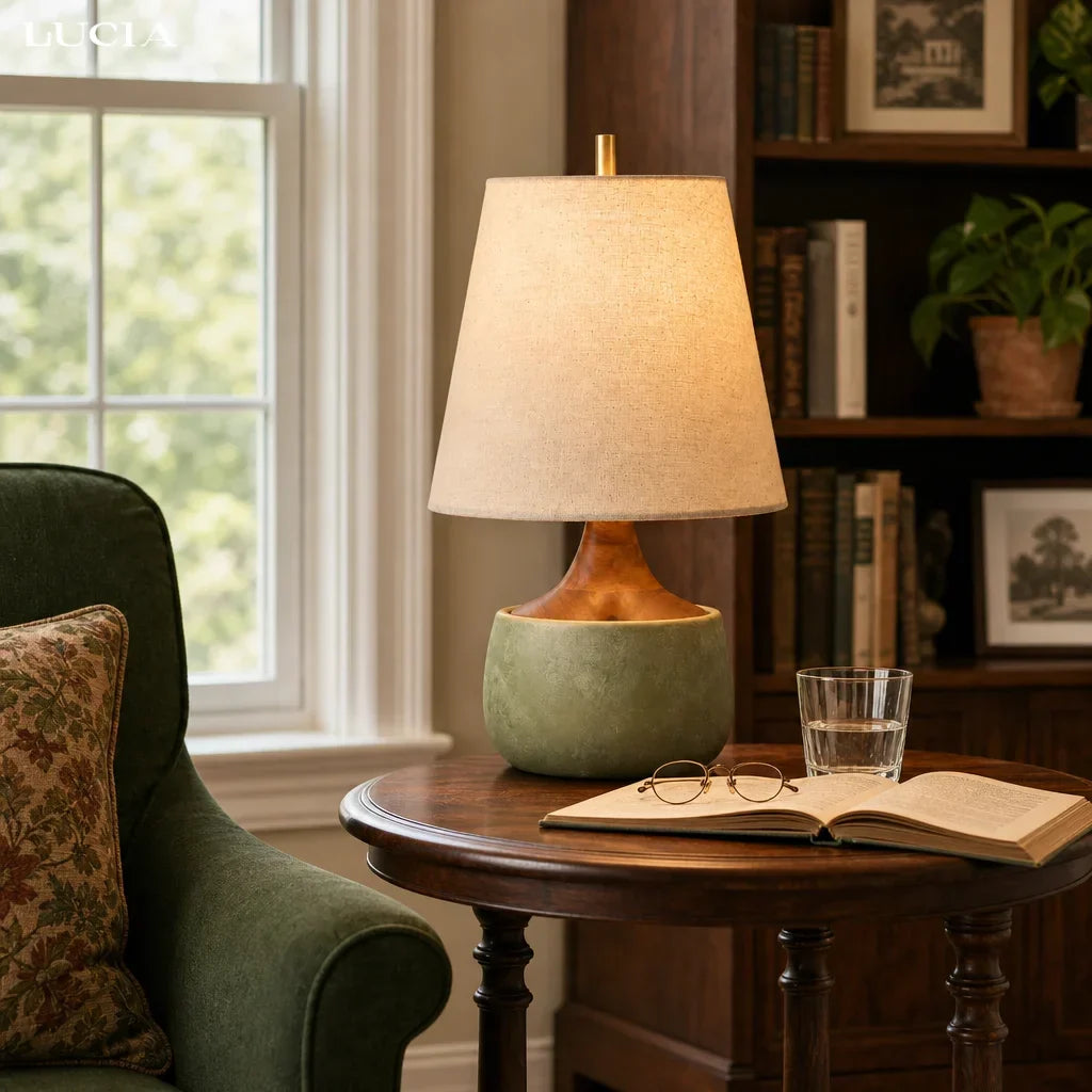 Stolní lampa s dřevěnou základnou, lněným stínidlem a válcem v cementovém vzhledu | Moderní design – Lamylie