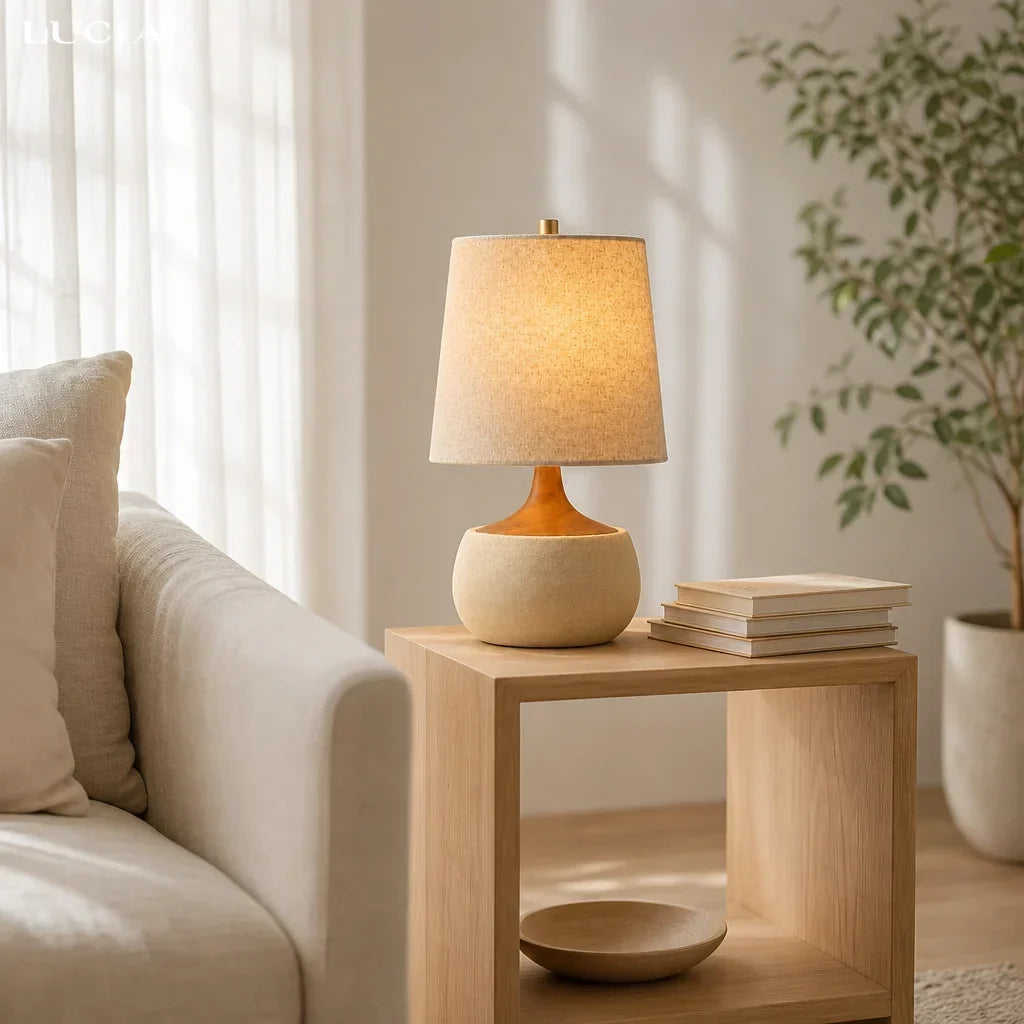 Stolní lampa s dřevěnou základnou, lněným stínidlem a válcem v cementovém vzhledu | Moderní design – Lamylie