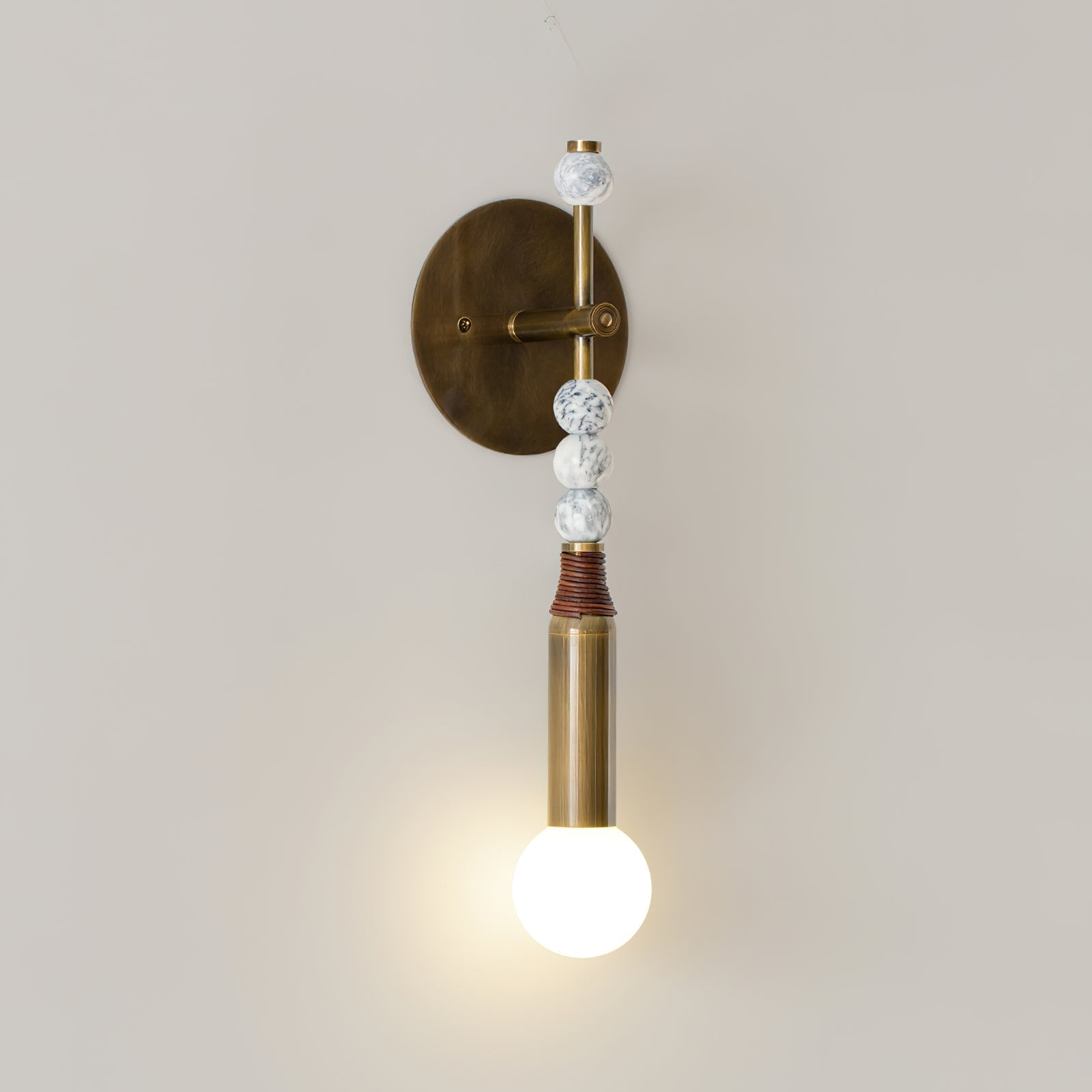 Lampă de perete Toam din marmură și alamă | Design inspirat de Persepolis, cu finisaj din alamă antichizată, 18.9 și 27.6 inch – Lamylie