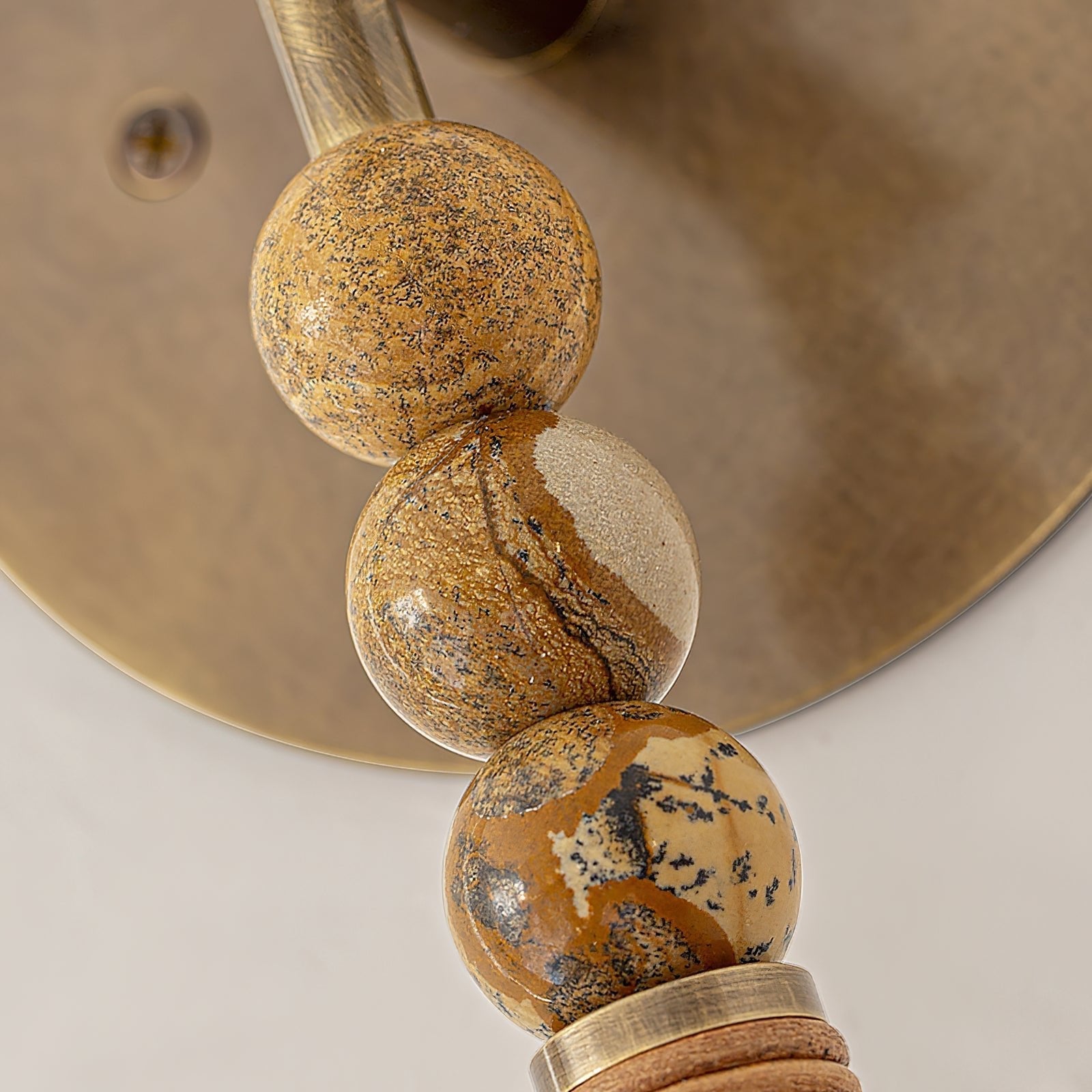 Lampă de perete Toam din marmură și alamă | Design inspirat de Persepolis, cu finisaj din alamă antichizată, 18.9 și 27.6 inch – Lamylie
