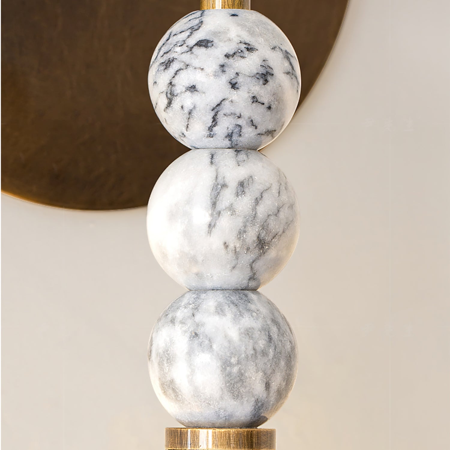 Lampă de perete Toam din marmură și alamă | Design inspirat de Persepolis, cu finisaj din alamă antichizată, 18.9 și 27.6 inch – Lamylie