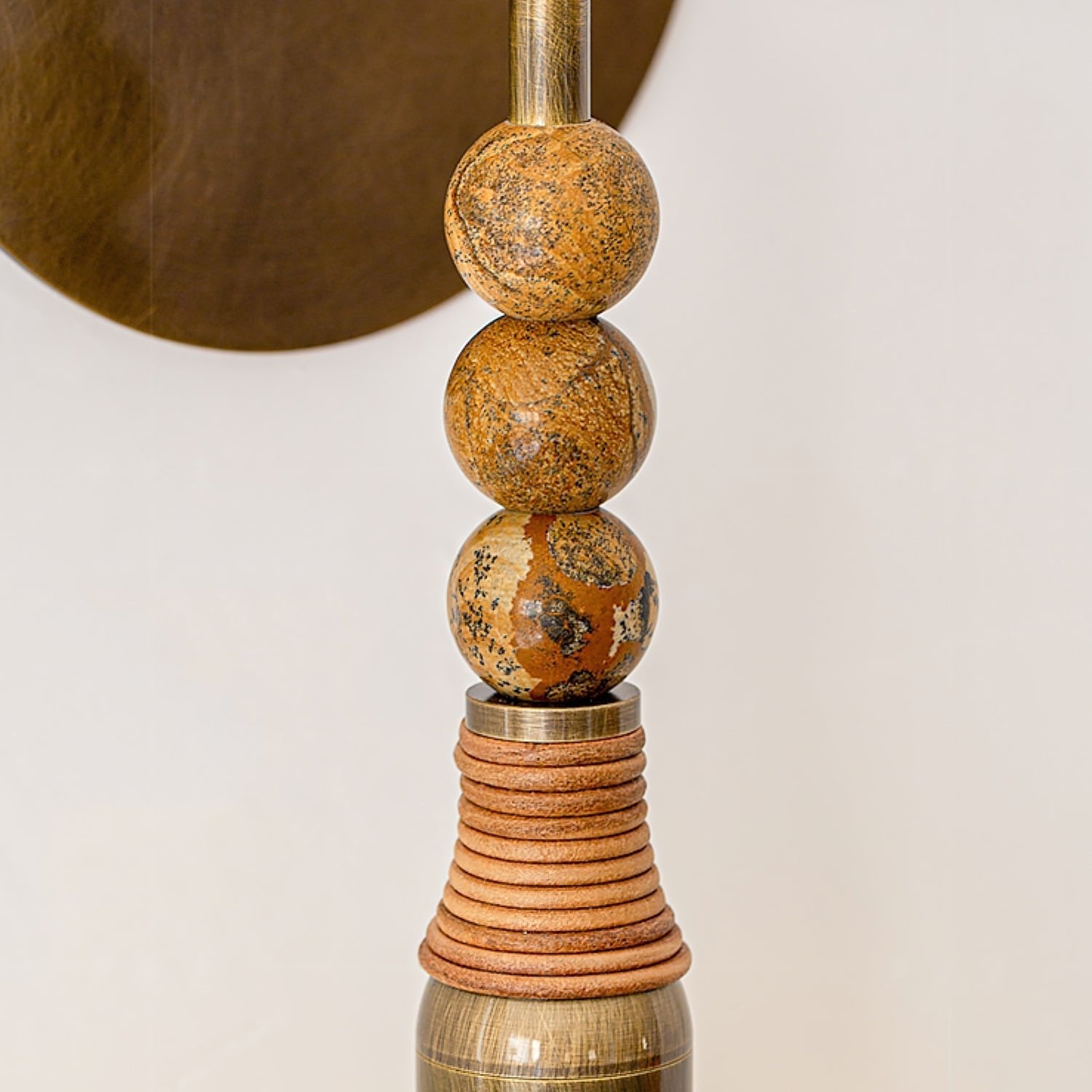 Lampă de perete Toam din marmură și alamă | Design inspirat de Persepolis, cu finisaj din alamă antichizată, 18.9 și 27.6 inch – Lamylie