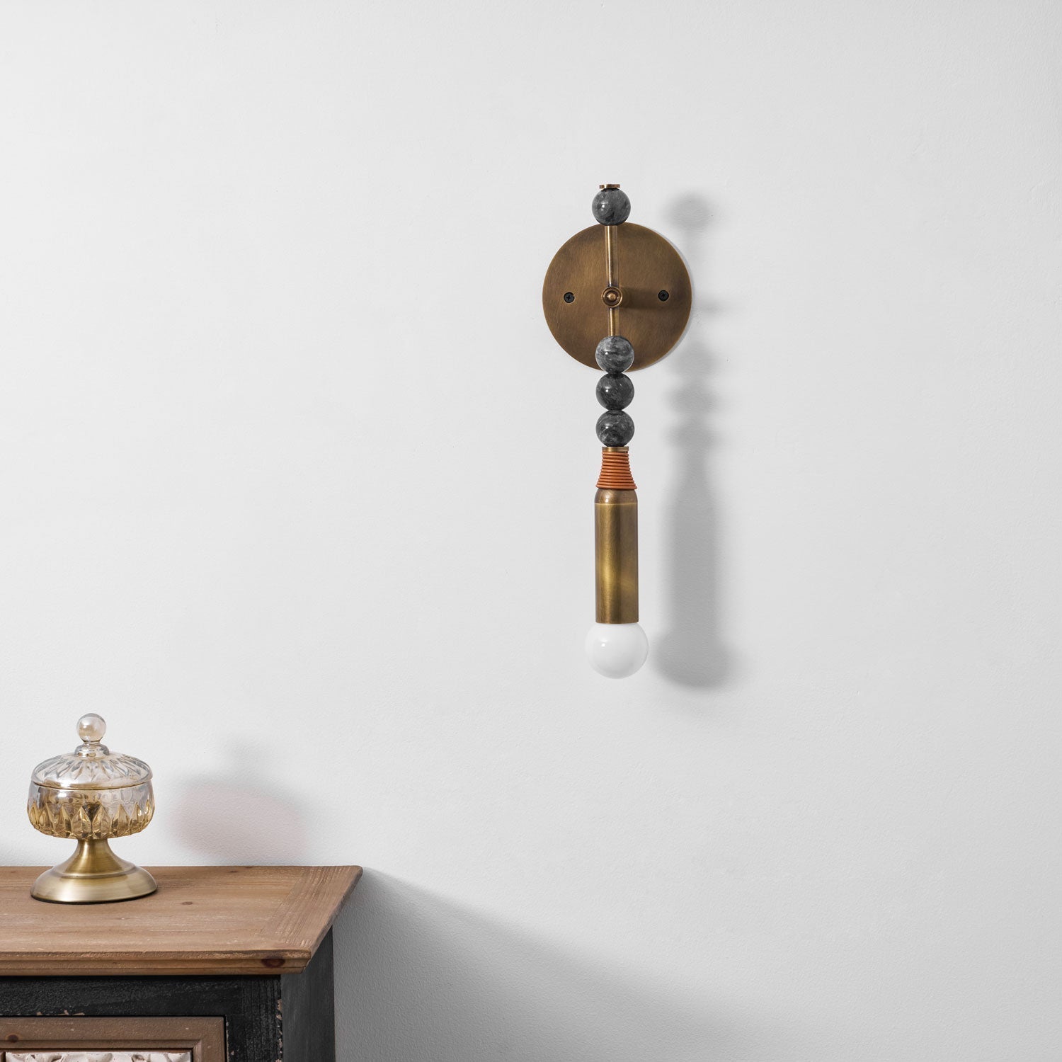 Lampă de perete Toam din marmură și alamă | Design inspirat de Persepolis, cu finisaj din alamă antichizată, 18.9 și 27.6 inch – Lamylie
