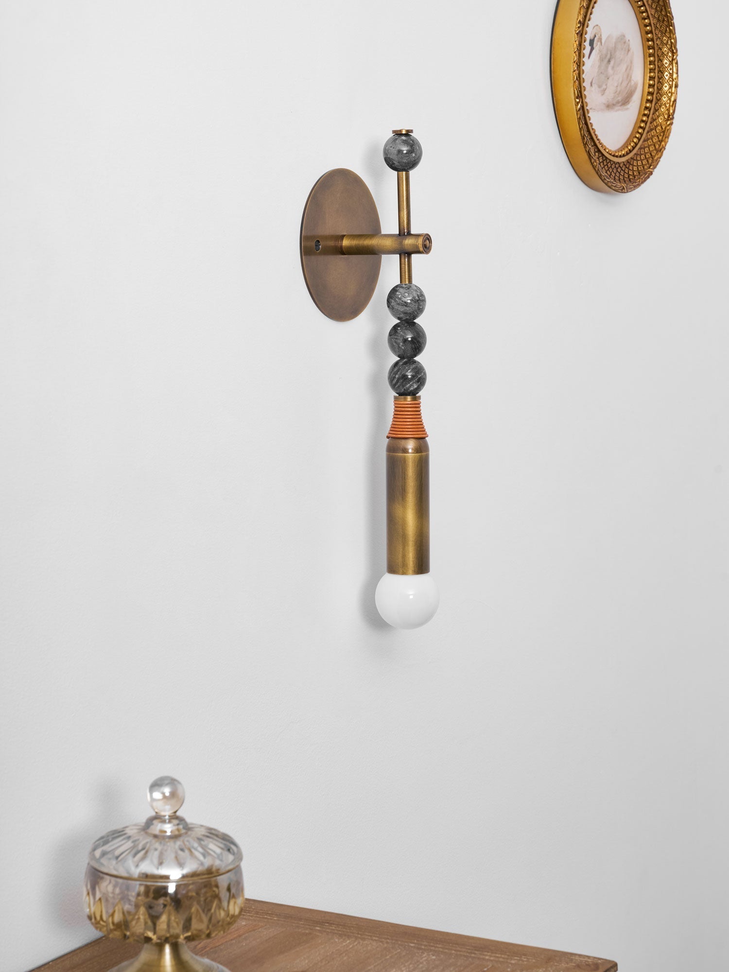Lampă de perete Toam din marmură și alamă | Design inspirat de Persepolis, cu finisaj din alamă antichizată, 18.9 și 27.6 inch – Lamylie