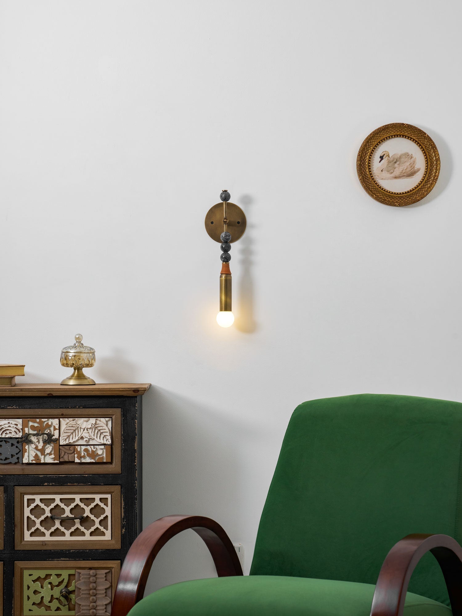 Lampă de perete Toam din marmură și alamă | Design inspirat de Persepolis, cu finisaj din alamă antichizată, 18.9 și 27.6 inch – Lamylie