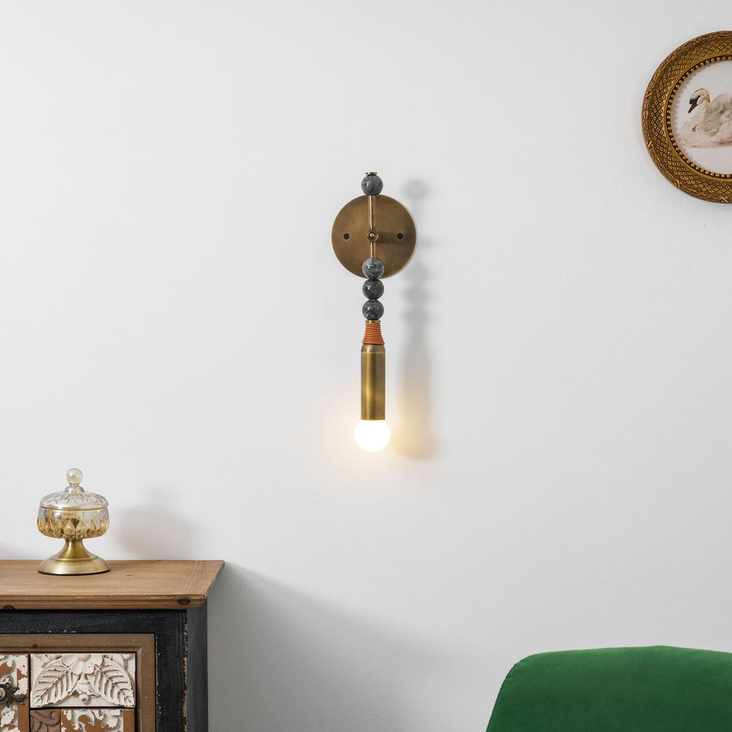 Lampă de perete Toam din marmură și alamă | Design inspirat de Persepolis, cu finisaj din alamă antichizată, 18.9 și 27.6 inch – Lamylie