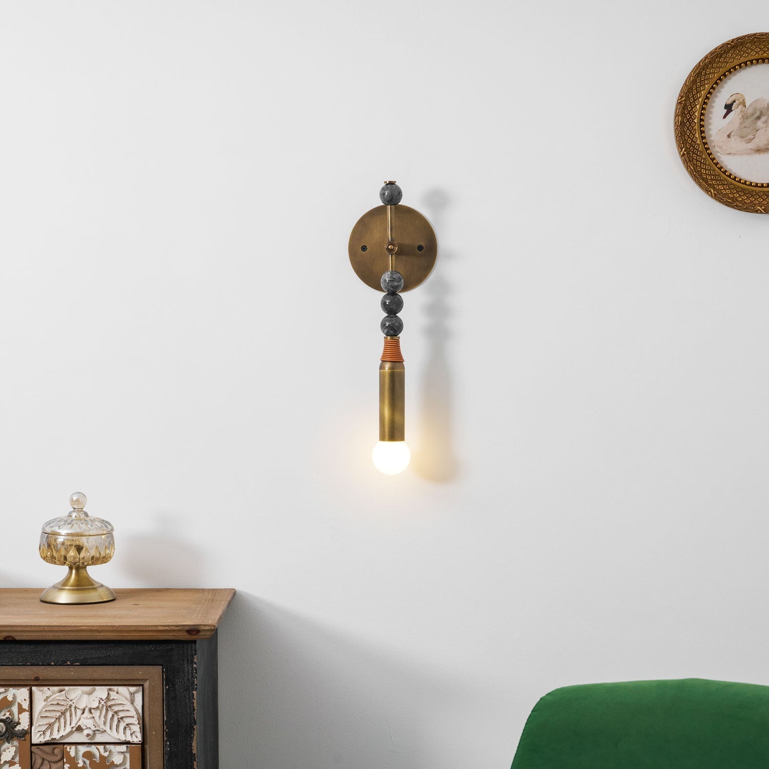 Lampă de perete Toam din marmură și alamă | Design inspirat de Persepolis, cu finisaj din alamă antichizată, 18.9 și 27.6 inch – Lamylie