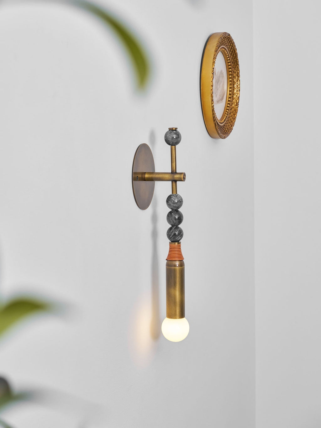 Lampă de perete Toam din marmură și alamă | Design inspirat de Persepolis, cu finisaj din alamă antichizată, 18.9 și 27.6 inch – Lamylie