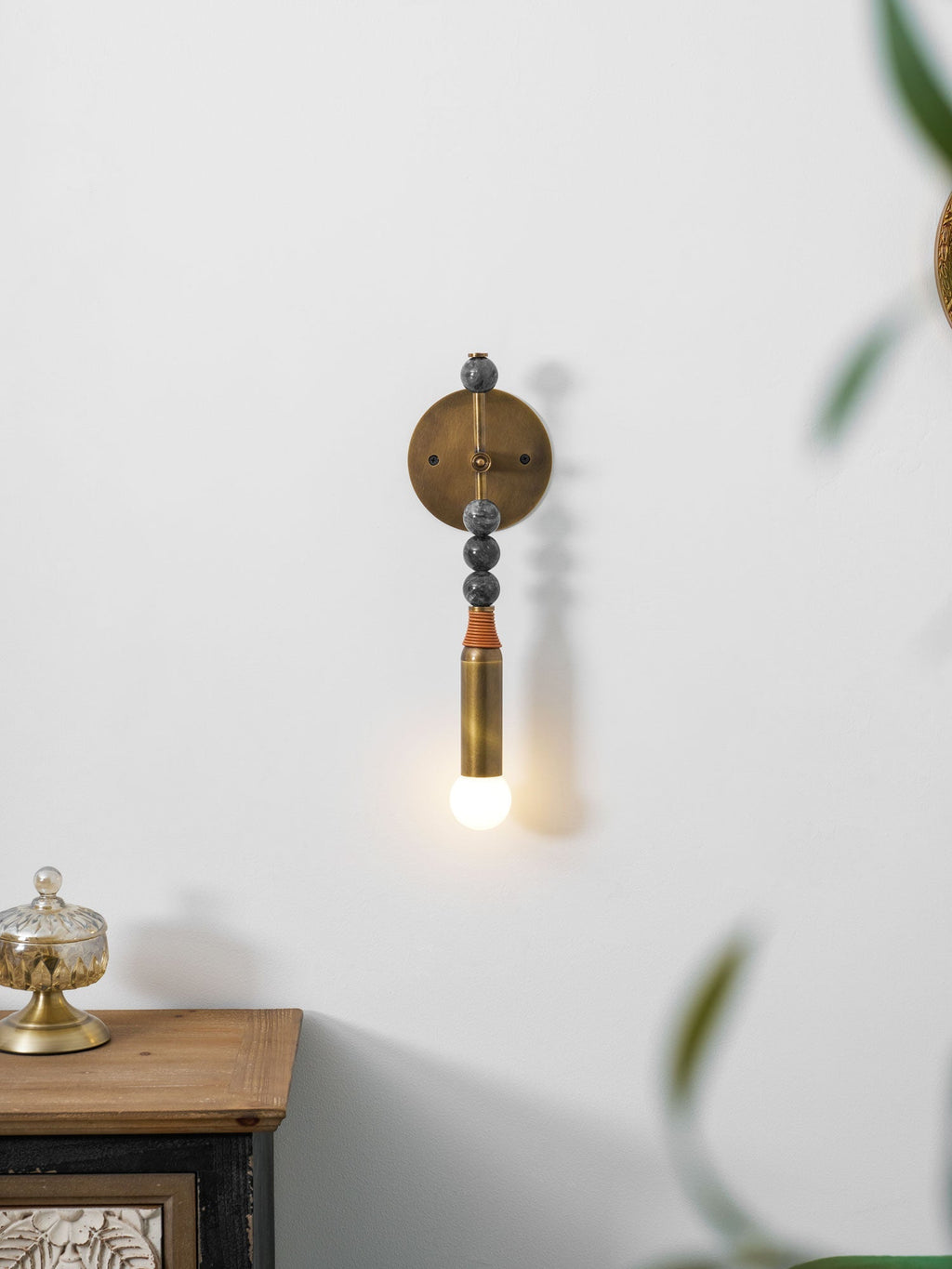 Lampă de perete Toam din marmură și alamă | Design inspirat de Persepolis, cu finisaj din alamă antichizată, 18.9 și 27.6 inch – Lamylie