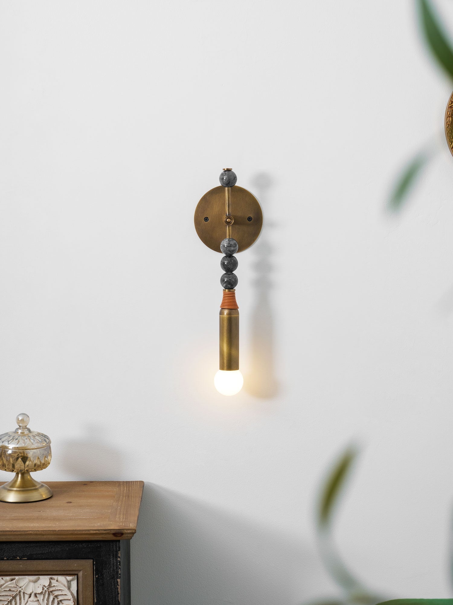 Lampă de perete Toam din marmură și alamă | Design inspirat de Persepolis, cu finisaj din alamă antichizată, 18.9 și 27.6 inch – Lamylie
