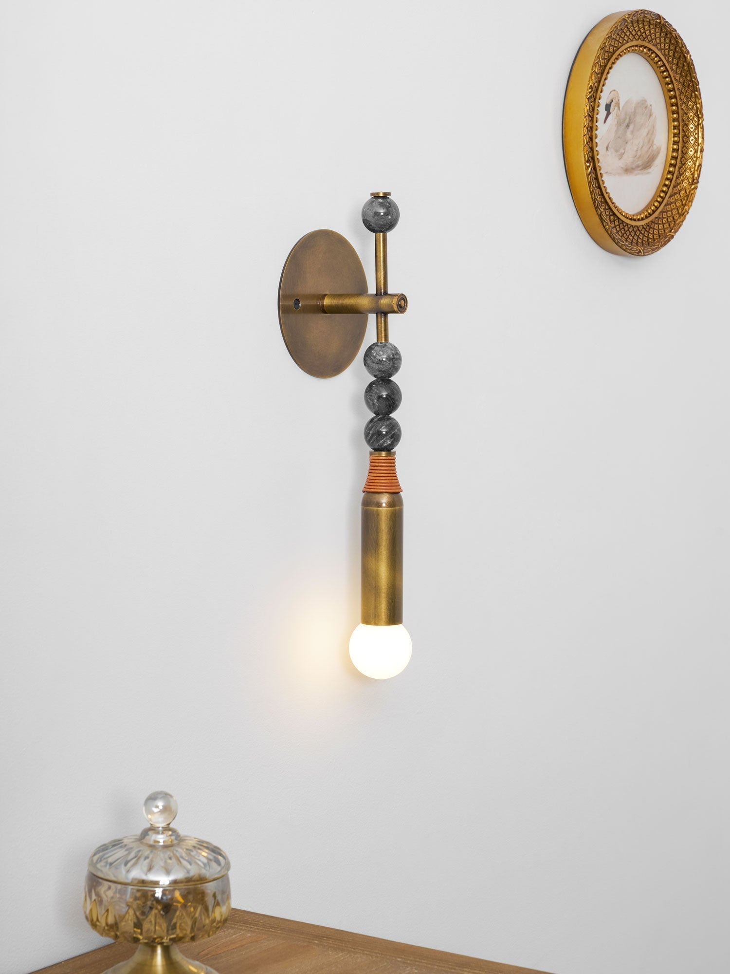 Lampă de perete Toam din marmură și alamă | Design inspirat de Persepolis, cu finisaj din alamă antichizată, 18.9 și 27.6 inch – Lamylie