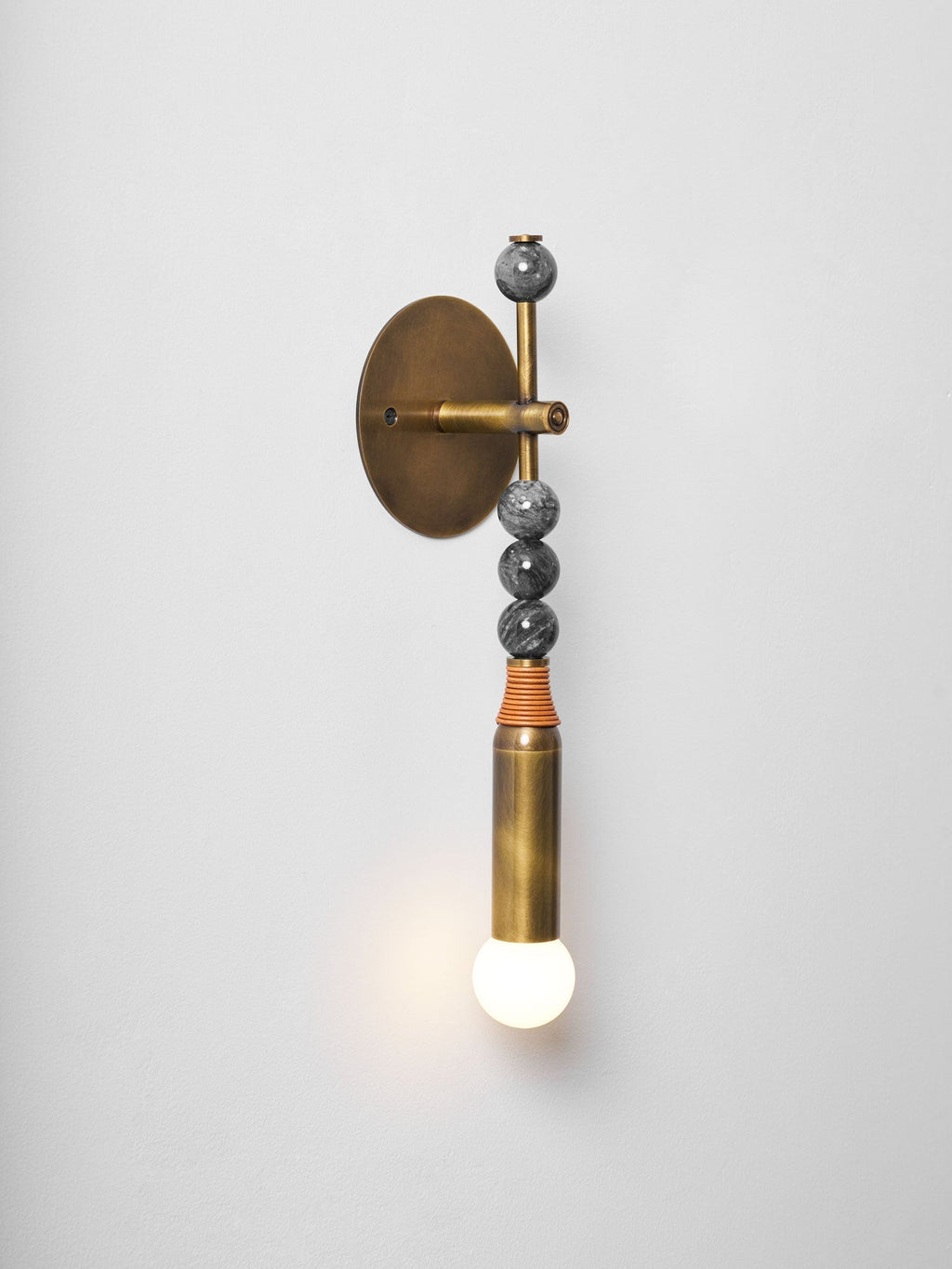 Lampă de perete Toam din marmură și alamă | Design inspirat de Persepolis, cu finisaj din alamă antichizată, 18.9 și 27.6 inch – Lamylie