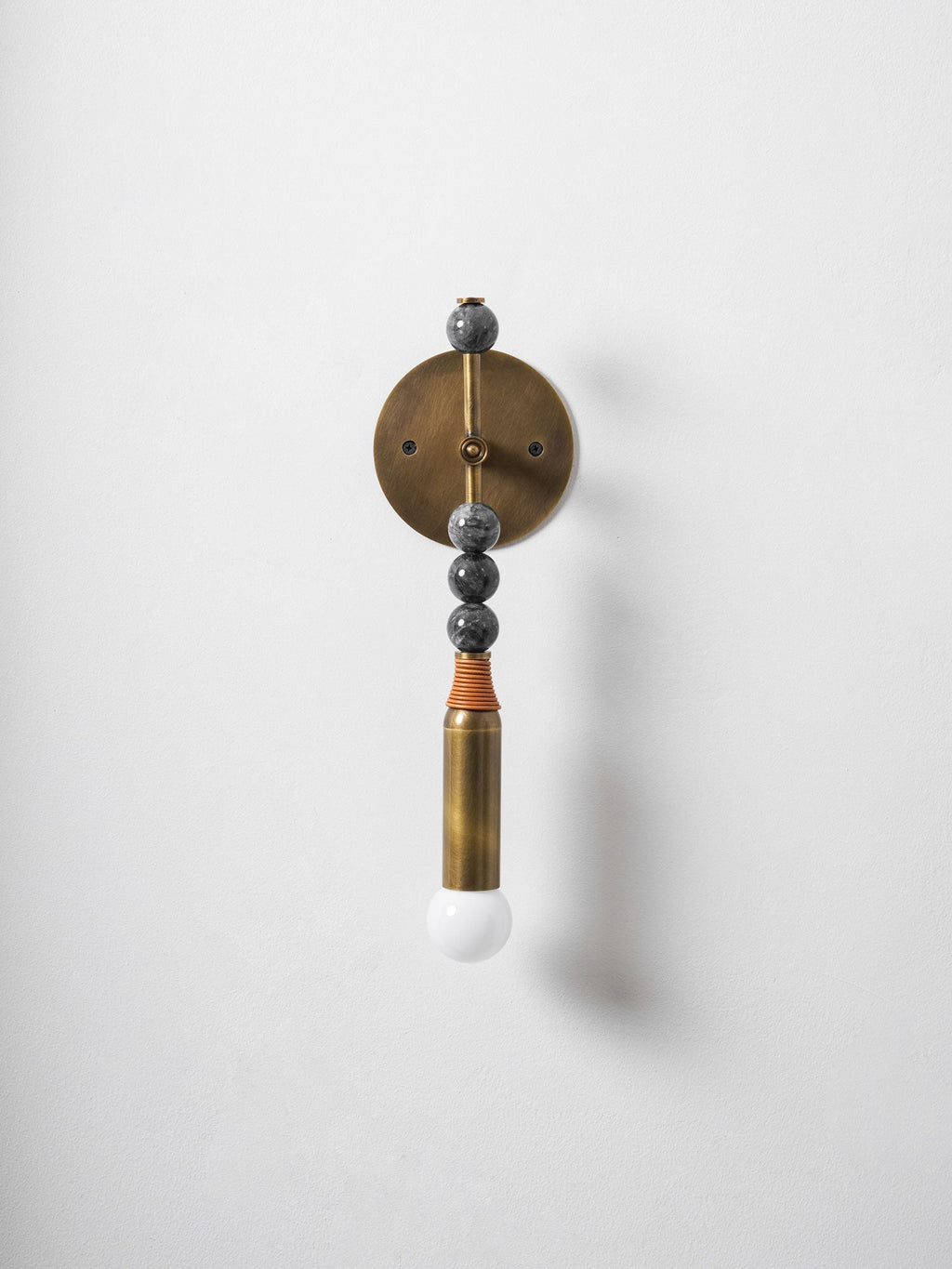 Lampă de perete Toam din marmură și alamă | Design inspirat de Persepolis, cu finisaj din alamă antichizată, 18.9 și 27.6 inch – Lamylie