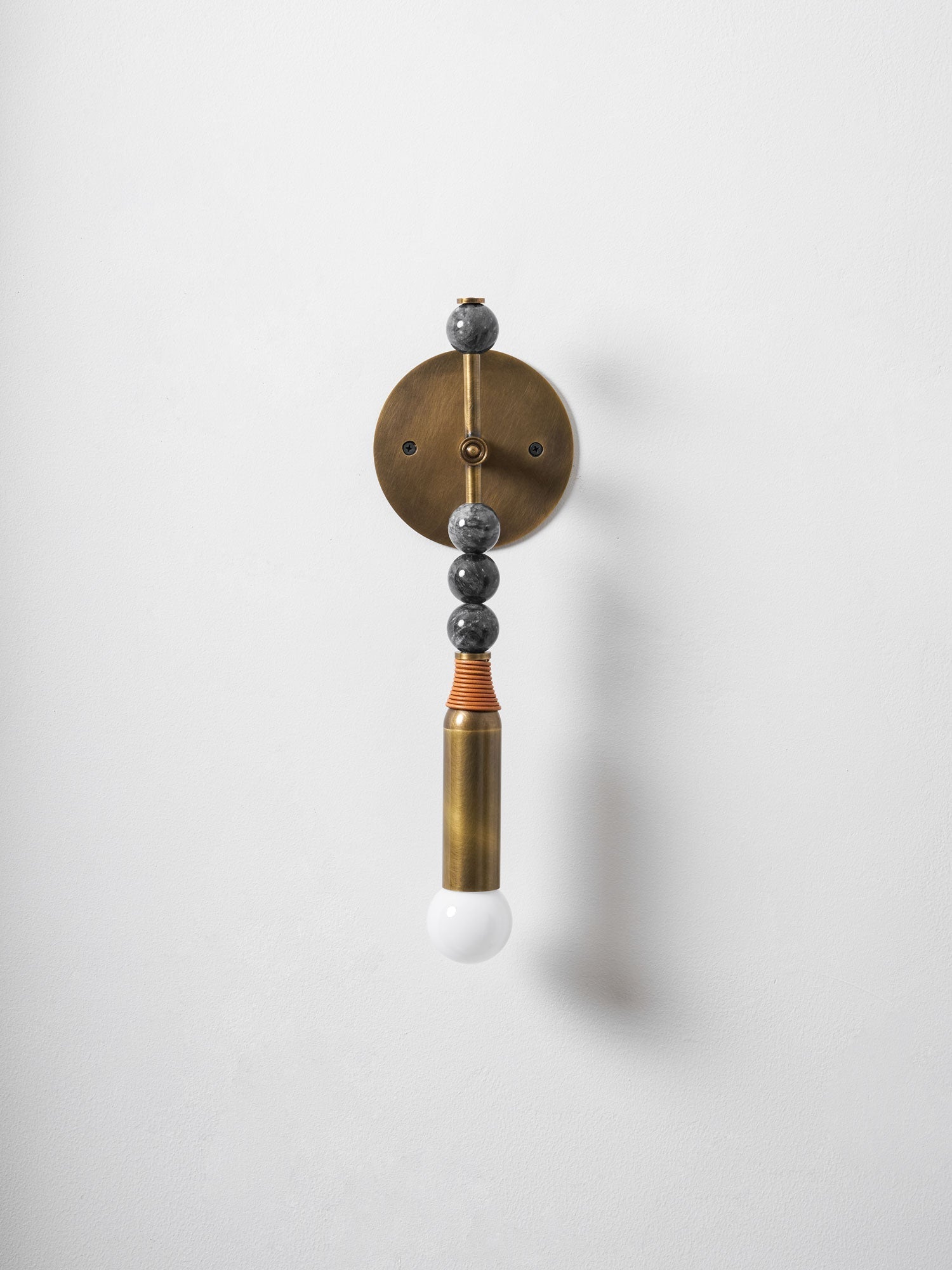 Lampă de perete Toam din marmură și alamă | Design inspirat de Persepolis, cu finisaj din alamă antichizată, 18.9 și 27.6 inch – Lamylie