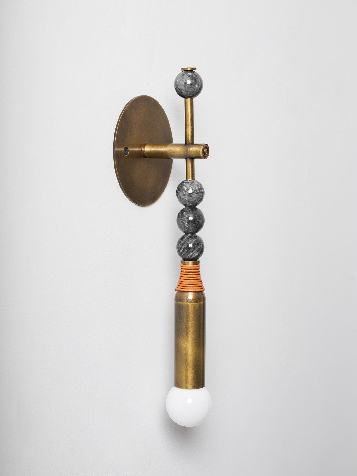 Lampă de perete Toam din marmură și alamă | Design inspirat de Persepolis, cu finisaj din alamă antichizată, 18.9 și 27.6 inch – Lamylie