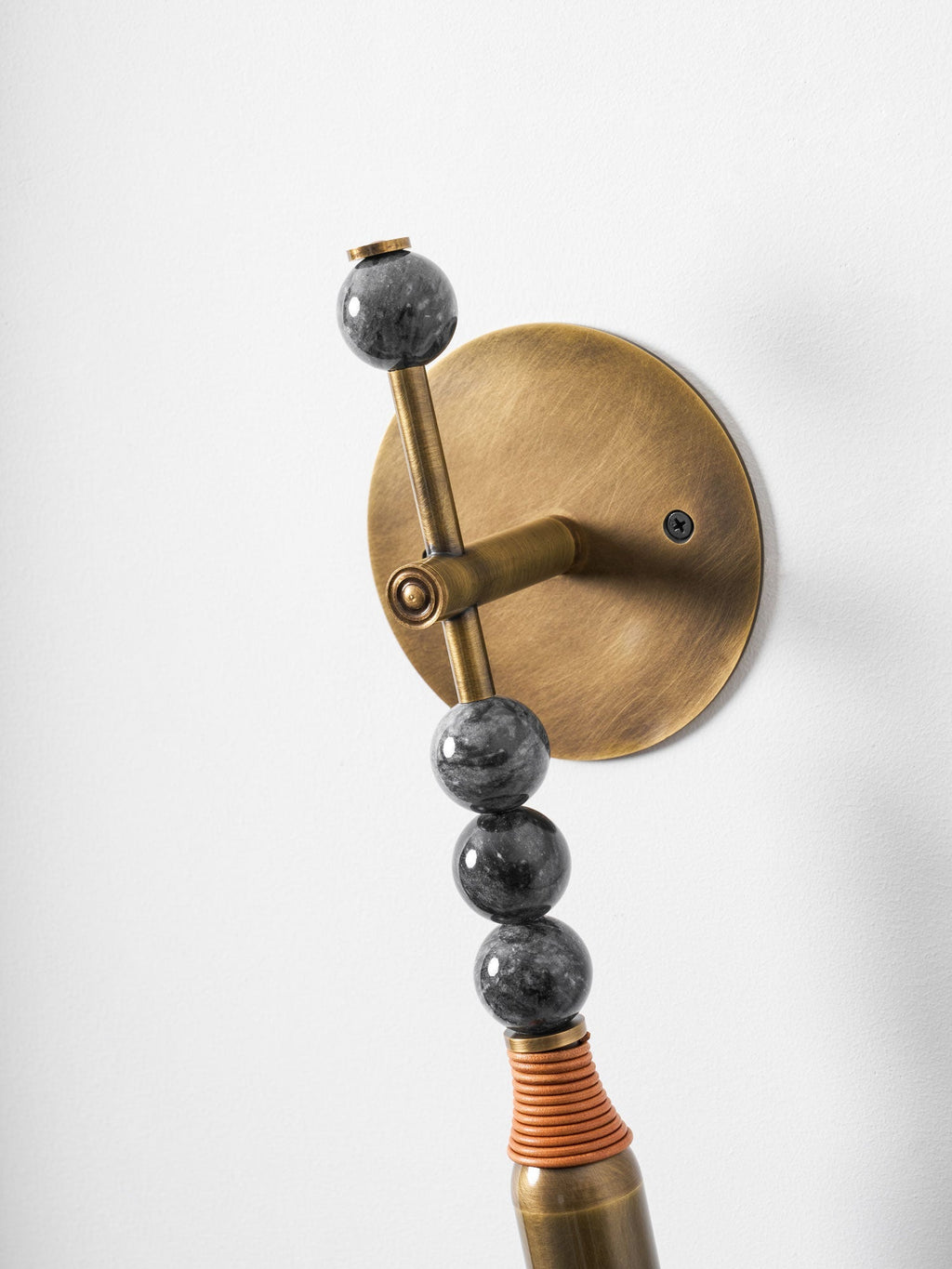 Lampă de perete Toam din marmură și alamă | Design inspirat de Persepolis, cu finisaj din alamă antichizată, 18.9 și 27.6 inch – Lamylie