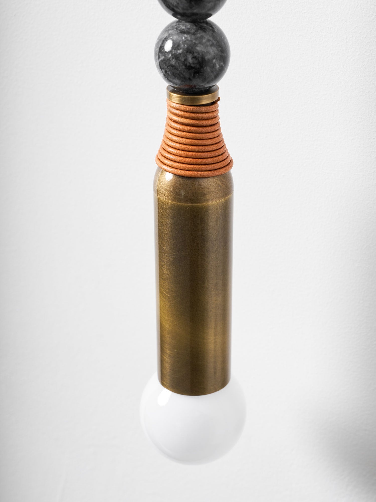 Lampă de perete Toam din marmură și alamă | Design inspirat de Persepolis, cu finisaj din alamă antichizată, 18.9 și 27.6 inch – Lamylie