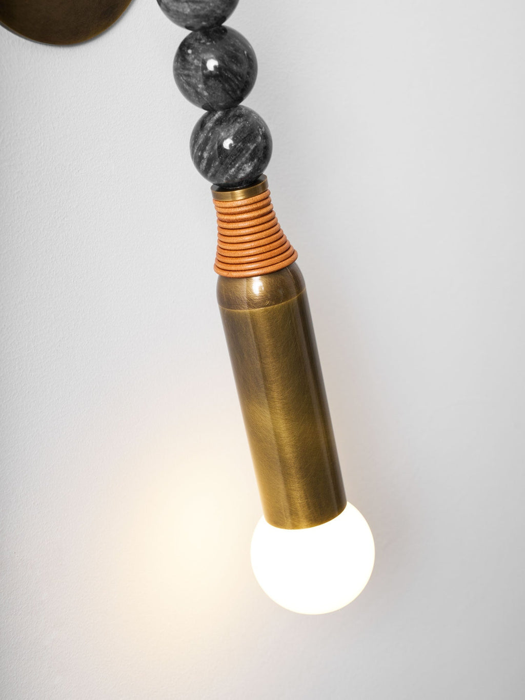 Lampă de perete Toam din marmură și alamă | Design inspirat de Persepolis, cu finisaj din alamă antichizată, 18.9 și 27.6 inch – Lamylie