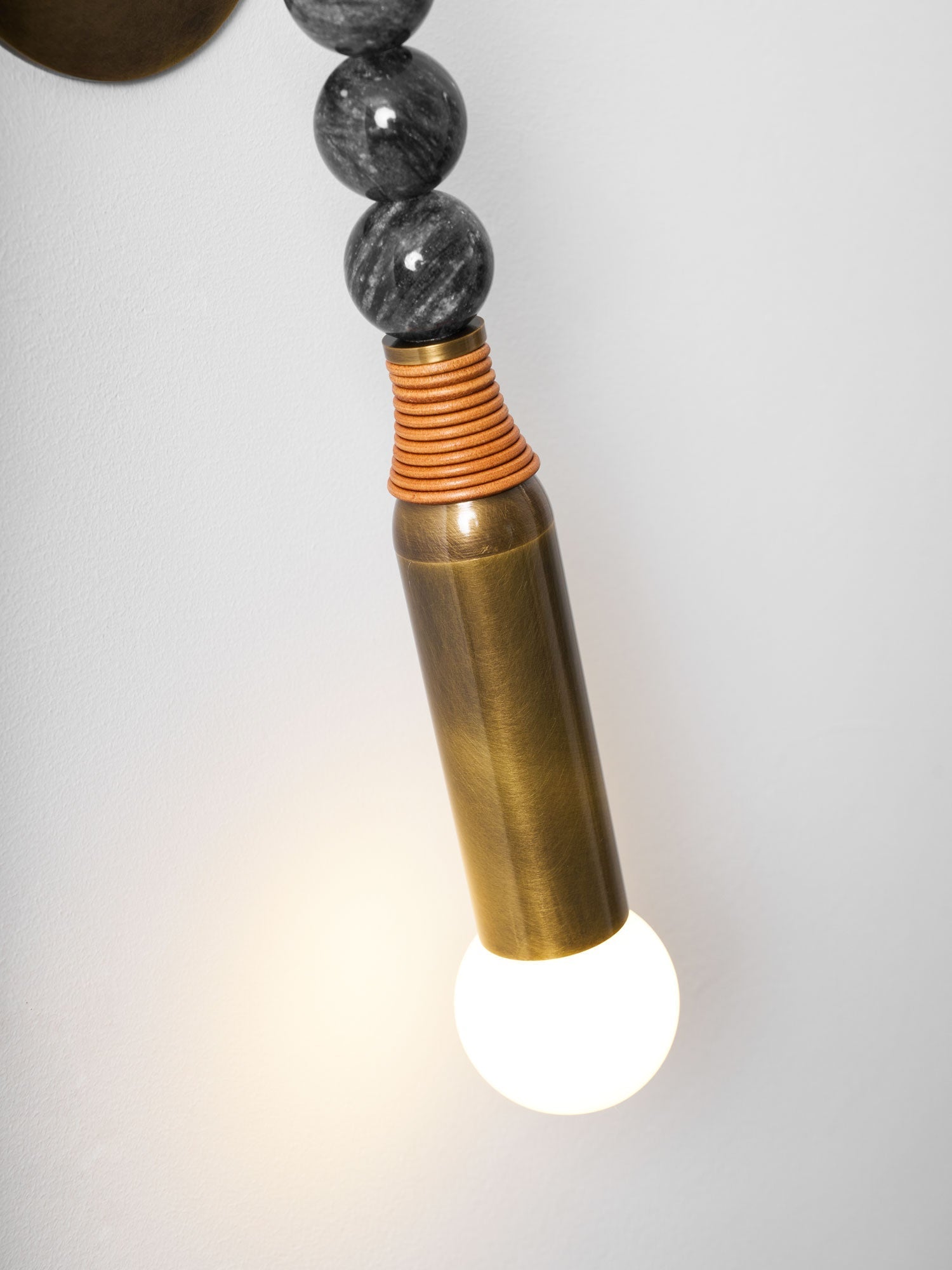 Lampă de perete Toam din marmură și alamă | Design inspirat de Persepolis, cu finisaj din alamă antichizată, 18.9 și 27.6 inch – Lamylie