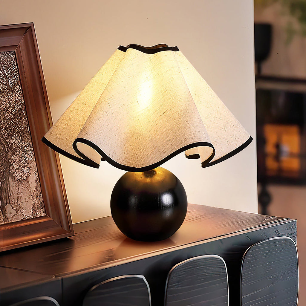 Candeeiro de mesa Wavecrest com abajur ondulado em tecido, base de madeira ∅15″, abajur de linho E26/E27 bege, nogueira e preto, interruptor no cabo, cabo de 59″, design de ondas orgânicas — Sansoti