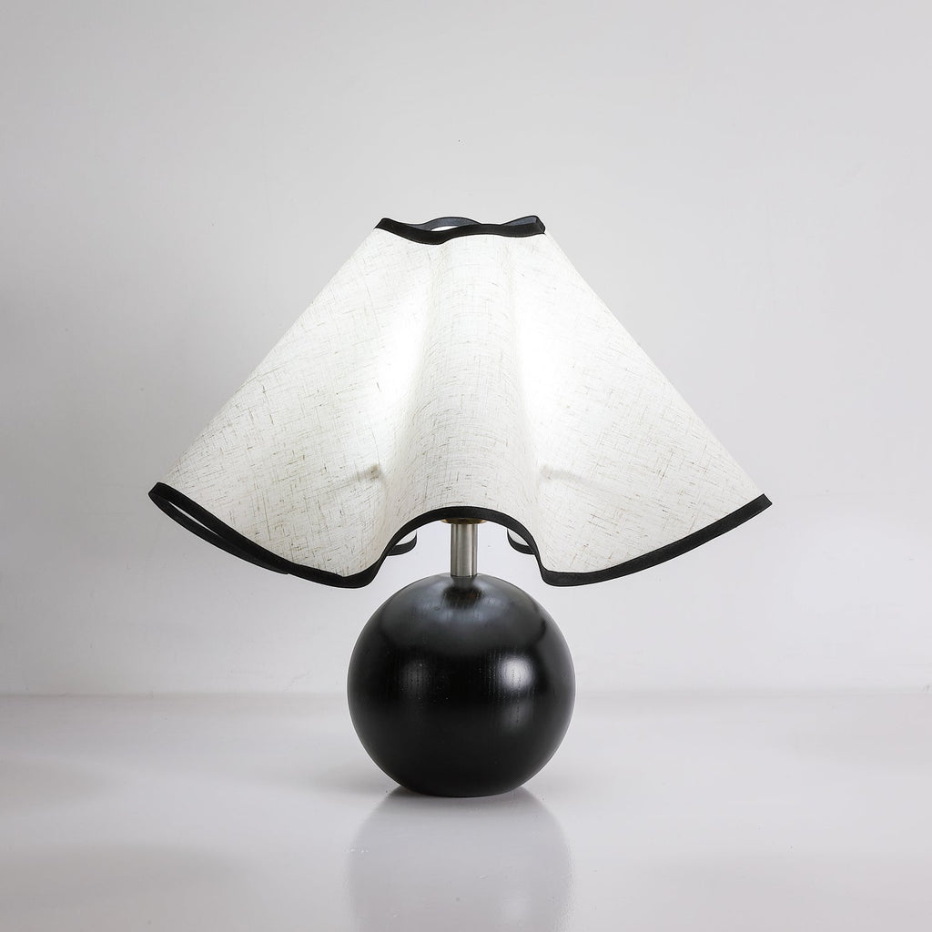 Candeeiro de mesa Wavecrest com abajur ondulado em tecido, base de madeira ∅15″, abajur de linho E26/E27 bege, nogueira e preto, interruptor no cabo, cabo de 59″, design de ondas orgânicas — Sansoti