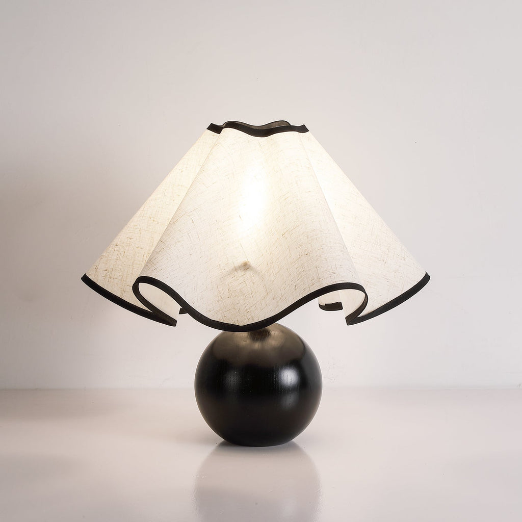 Candeeiro de mesa Wavecrest com abajur ondulado em tecido, base de madeira ∅15″, abajur de linho E26/E27 bege, nogueira e preto, interruptor no cabo, cabo de 59″, design de ondas orgânicas — Sansoti