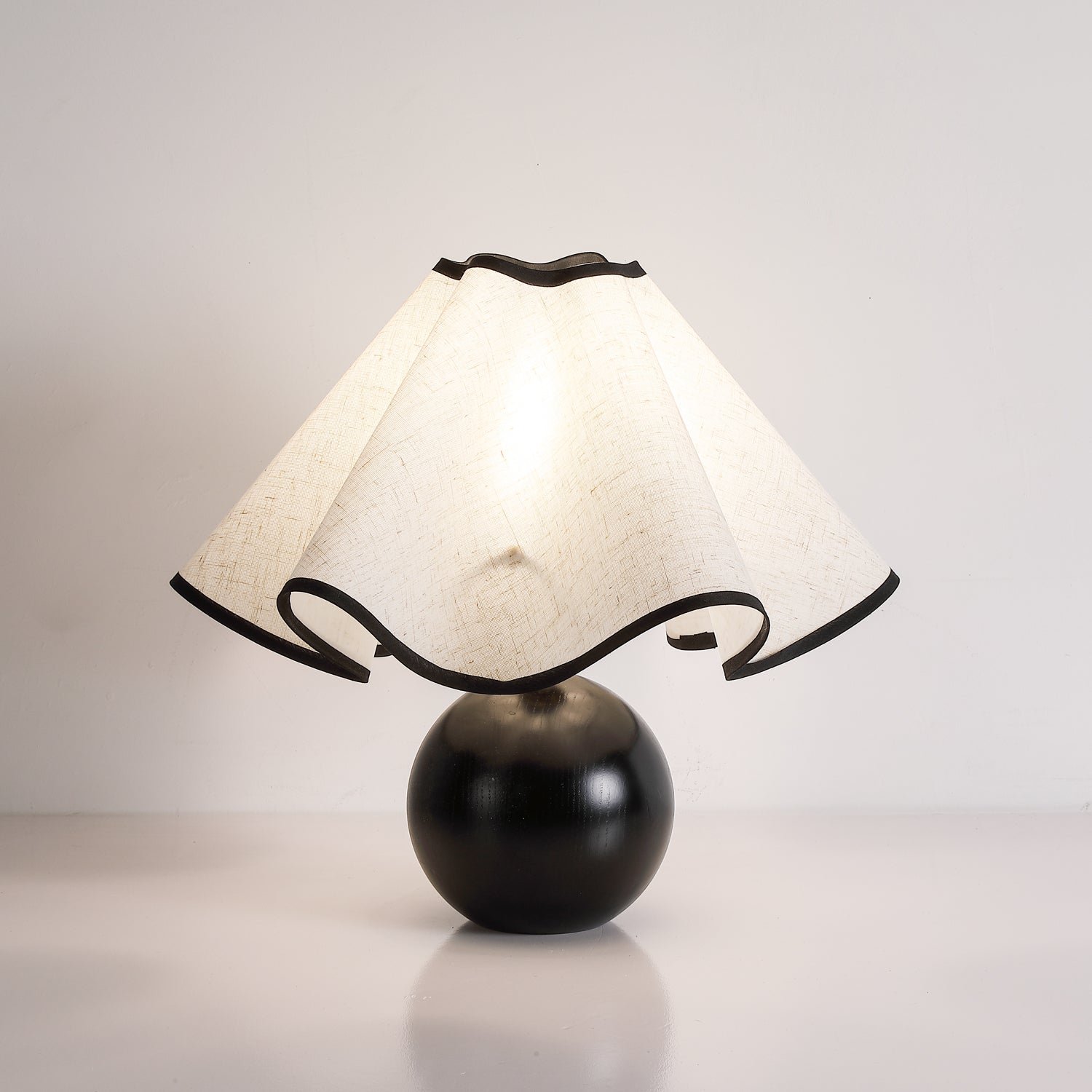 Candeeiro de mesa Wavecrest com abajur ondulado em tecido, base de madeira ∅15″, abajur de linho E26/E27 bege, nogueira e preto, interruptor no cabo, cabo de 59″, design de ondas orgânicas — Sansoti