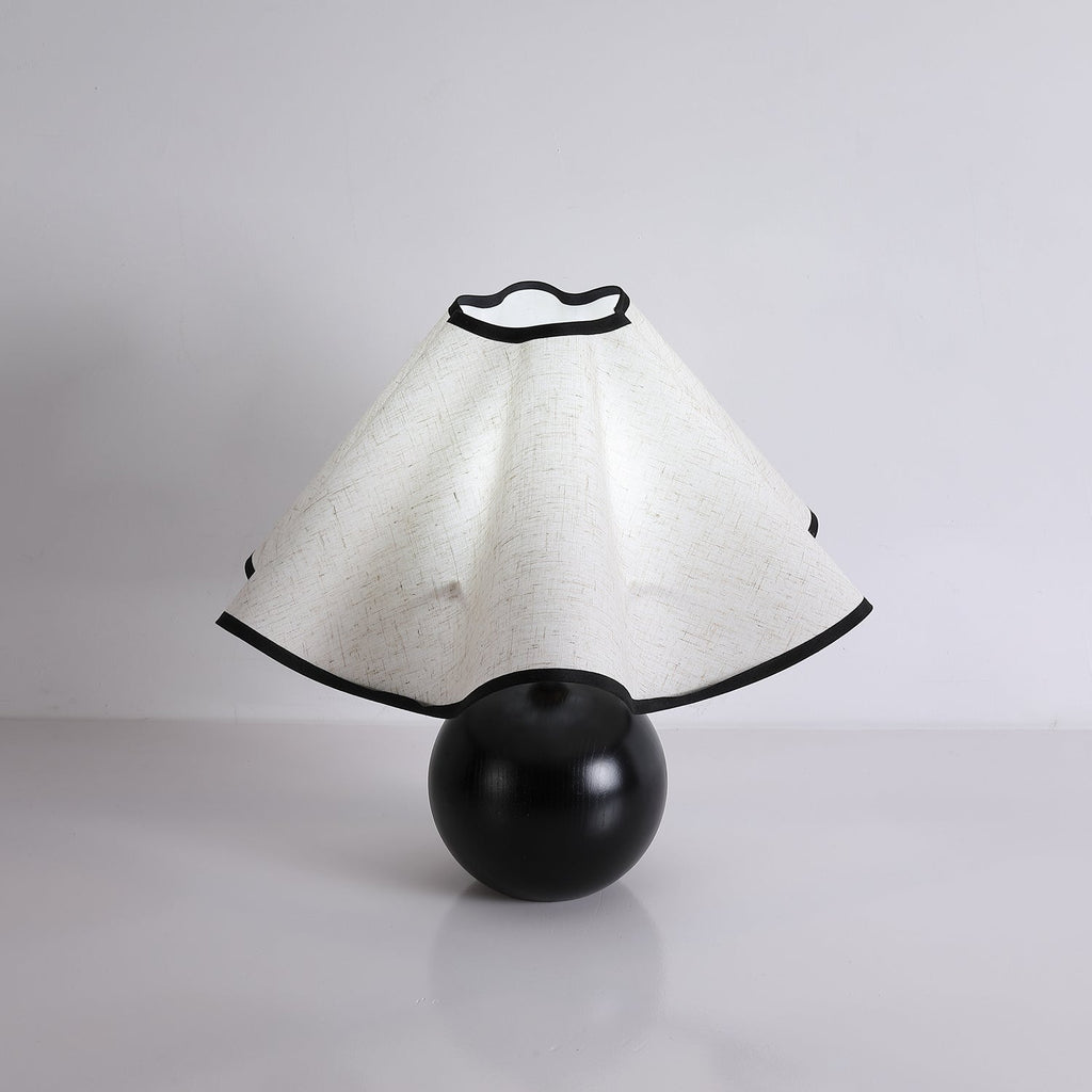 Candeeiro de mesa Wavecrest com abajur ondulado em tecido, base de madeira ∅15″, abajur de linho E26/E27 bege, nogueira e preto, interruptor no cabo, cabo de 59″, design de ondas orgânicas — Sansoti