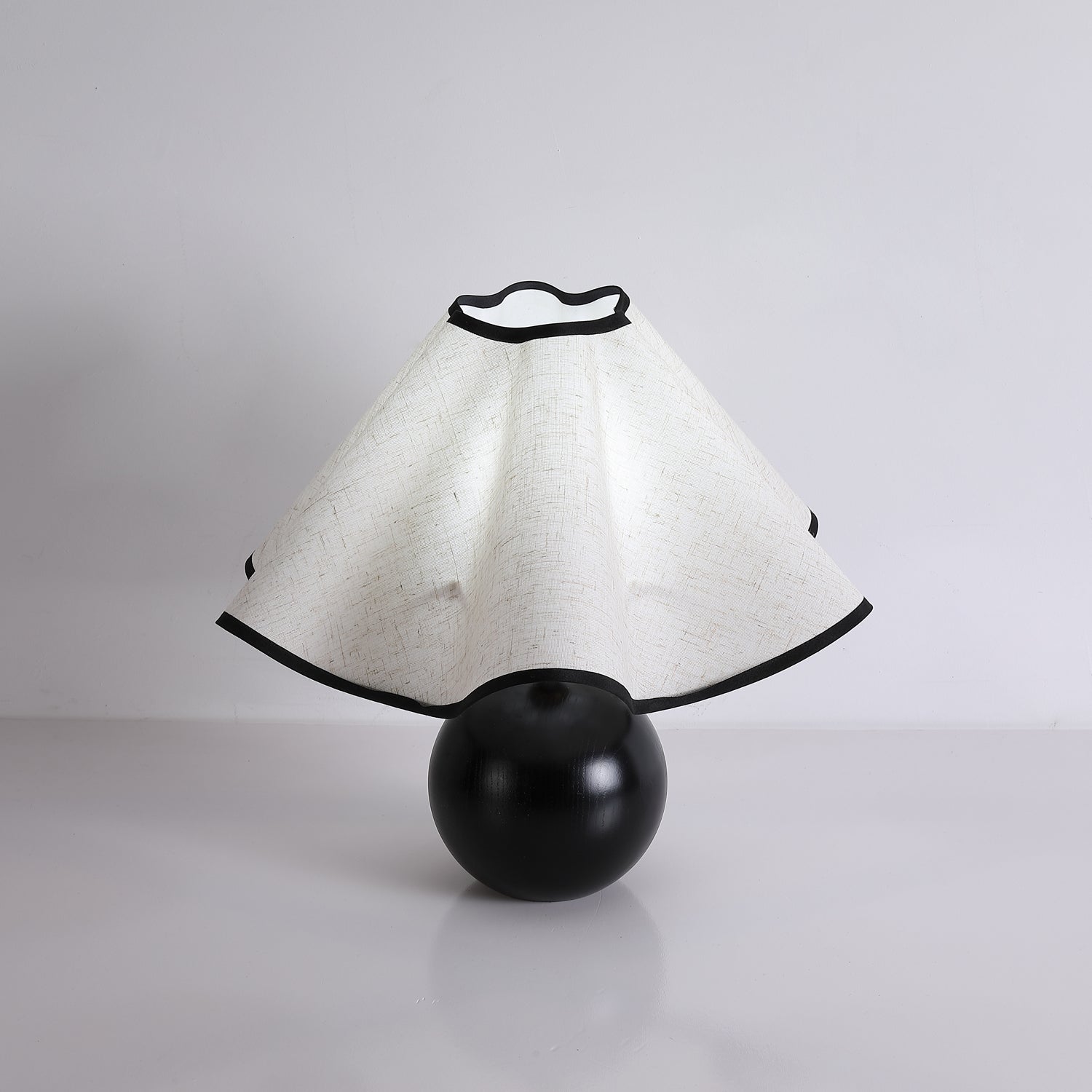 Candeeiro de mesa Wavecrest com abajur ondulado em tecido, base de madeira ∅15″, abajur de linho E26/E27 bege, nogueira e preto, interruptor no cabo, cabo de 59″, design de ondas orgânicas — Sansoti