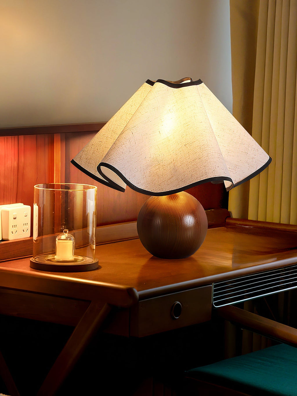 Candeeiro de mesa Wavecrest com abajur ondulado em tecido, base de madeira ∅15″, abajur de linho E26/E27 bege, nogueira e preto, interruptor no cabo, cabo de 59″, design de ondas orgânicas — Sansoti