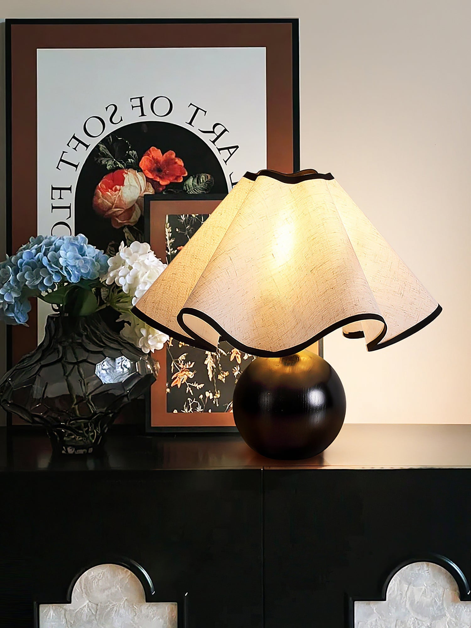 Candeeiro de mesa Wavecrest com abajur ondulado em tecido, base de madeira ∅15″, abajur de linho E26/E27 bege, nogueira e preto, interruptor no cabo, cabo de 59″, design de ondas orgânicas — Sansoti
