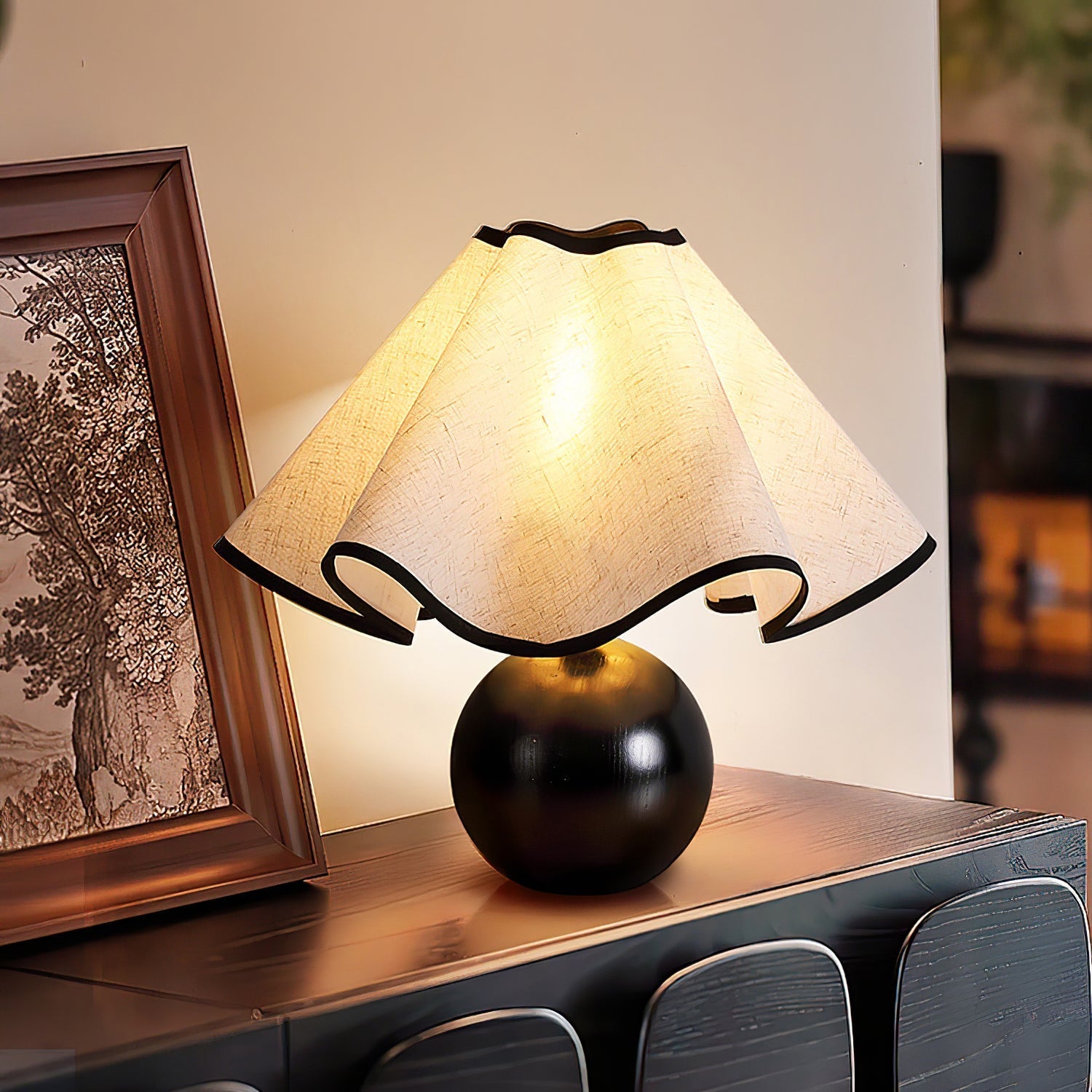 Candeeiro de mesa Wavecrest com abajur ondulado em tecido, base de madeira ∅15″, abajur de linho E26/E27 bege, nogueira e preto, interruptor no cabo, cabo de 59″, design de ondas orgânicas — Sansoti
