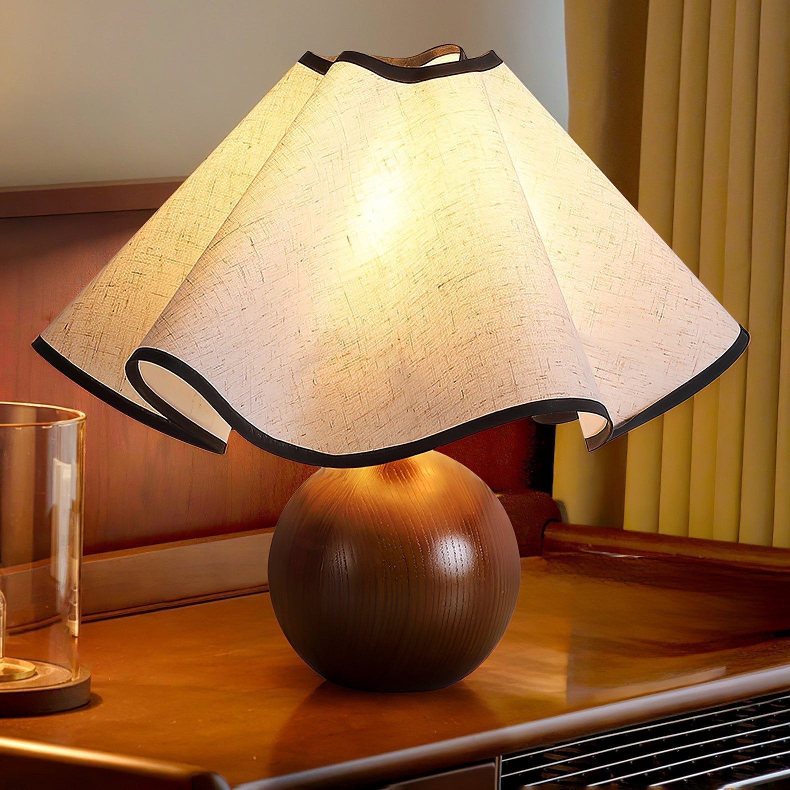 Candeeiro de mesa Wavecrest com abajur ondulado em tecido, base de madeira ∅15″, abajur de linho E26/E27 bege, nogueira e preto, interruptor no cabo, cabo de 59″, design de ondas orgânicas — Sansoti