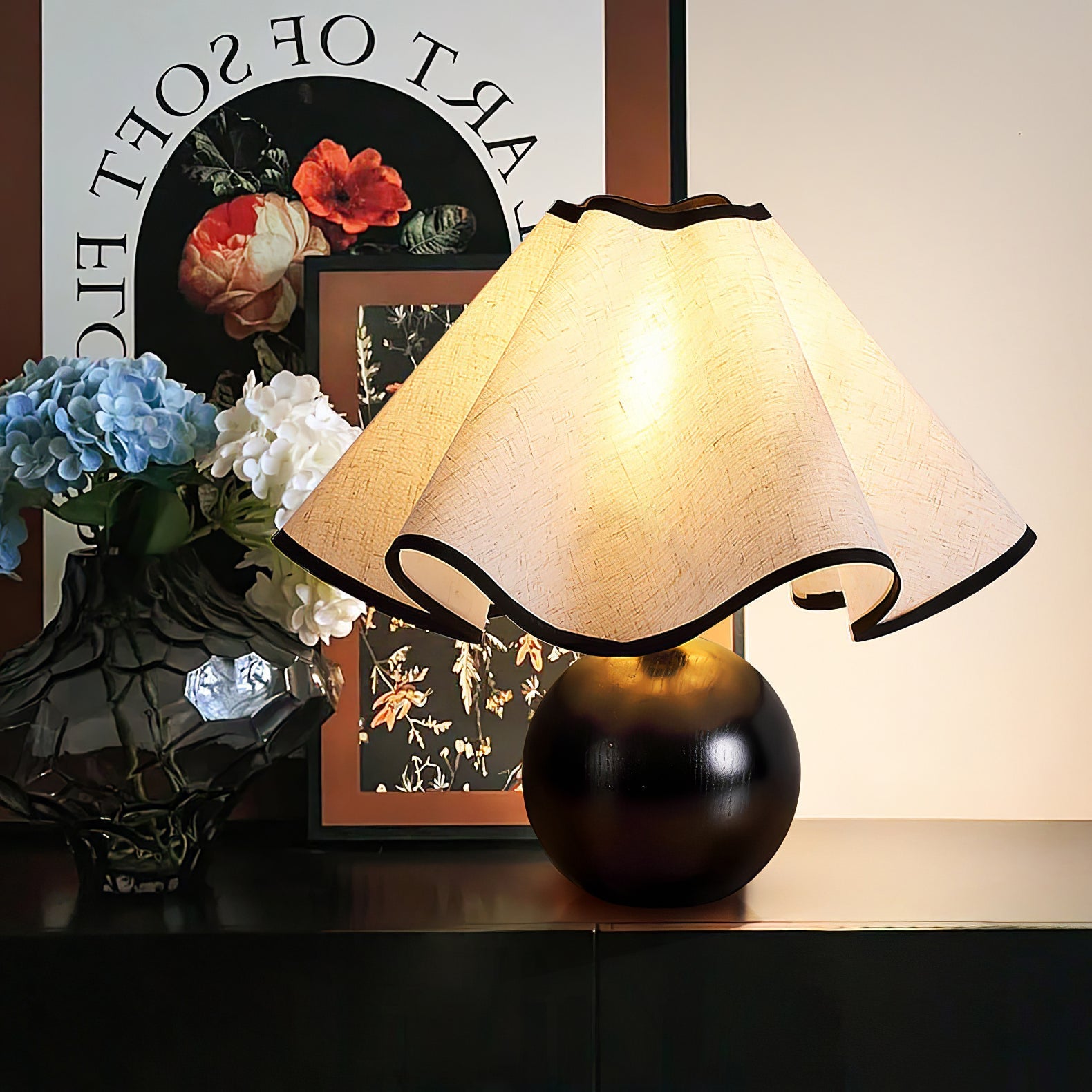 Candeeiro de mesa Wavecrest com abajur ondulado em tecido, base de madeira ∅15″, abajur de linho E26/E27 bege, nogueira e preto, interruptor no cabo, cabo de 59″, design de ondas orgânicas — Sansoti