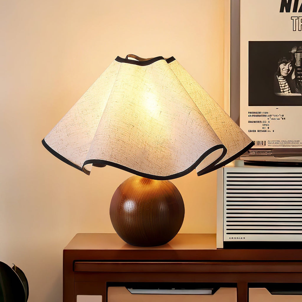 Candeeiro de mesa Wavecrest com abajur ondulado em tecido, base de madeira ∅15″, abajur de linho E26/E27 bege, nogueira e preto, interruptor no cabo, cabo de 59″, design de ondas orgânicas — Sansoti