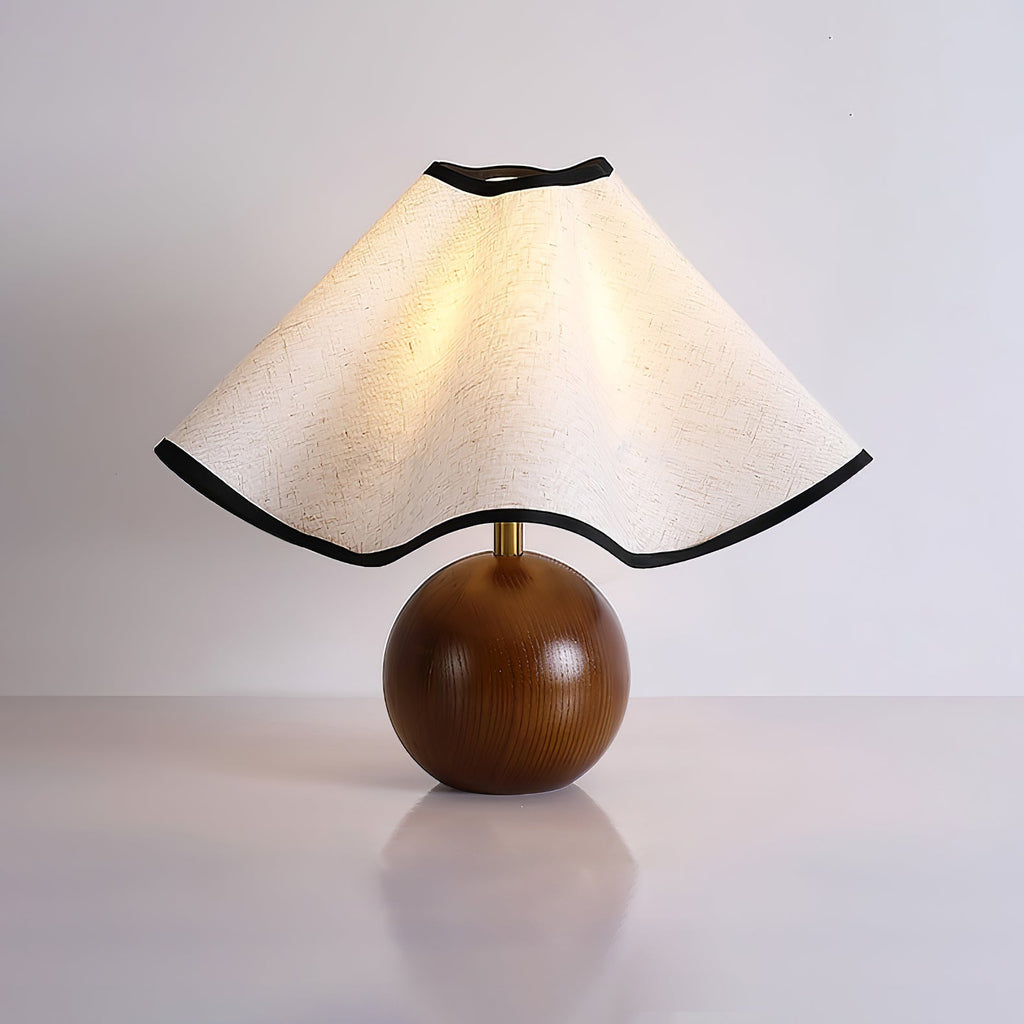 Candeeiro de mesa Wavecrest com abajur ondulado em tecido, base de madeira ∅15″, abajur de linho E26/E27 bege, nogueira e preto, interruptor no cabo, cabo de 59″, design de ondas orgânicas — Sansoti