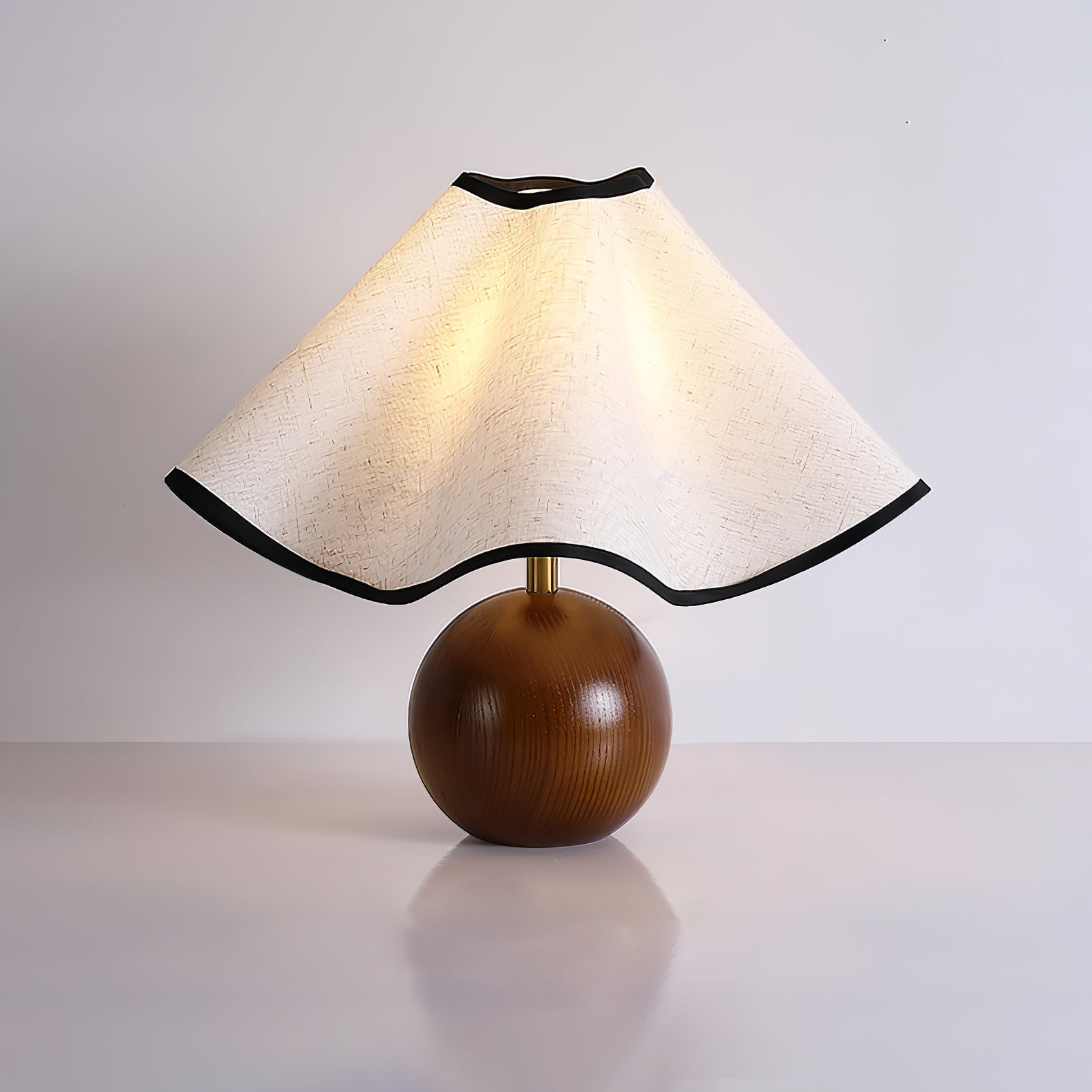 Candeeiro de mesa Wavecrest com abajur ondulado em tecido, base de madeira ∅15″, abajur de linho E26/E27 bege, nogueira e preto, interruptor no cabo, cabo de 59″, design de ondas orgânicas — Sansoti