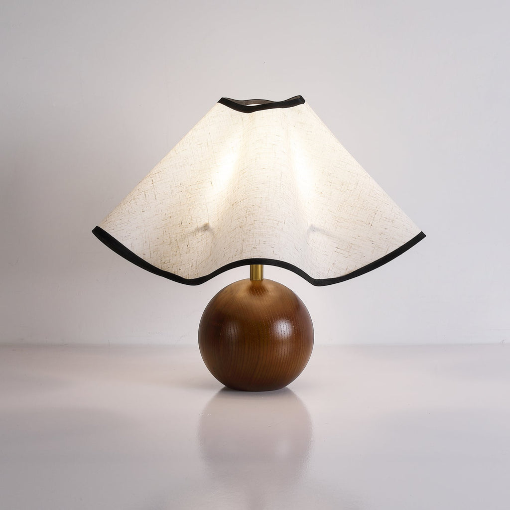 Candeeiro de mesa Wavecrest com abajur ondulado em tecido, base de madeira ∅15″, abajur de linho E26/E27 bege, nogueira e preto, interruptor no cabo, cabo de 59″, design de ondas orgânicas — Sansoti