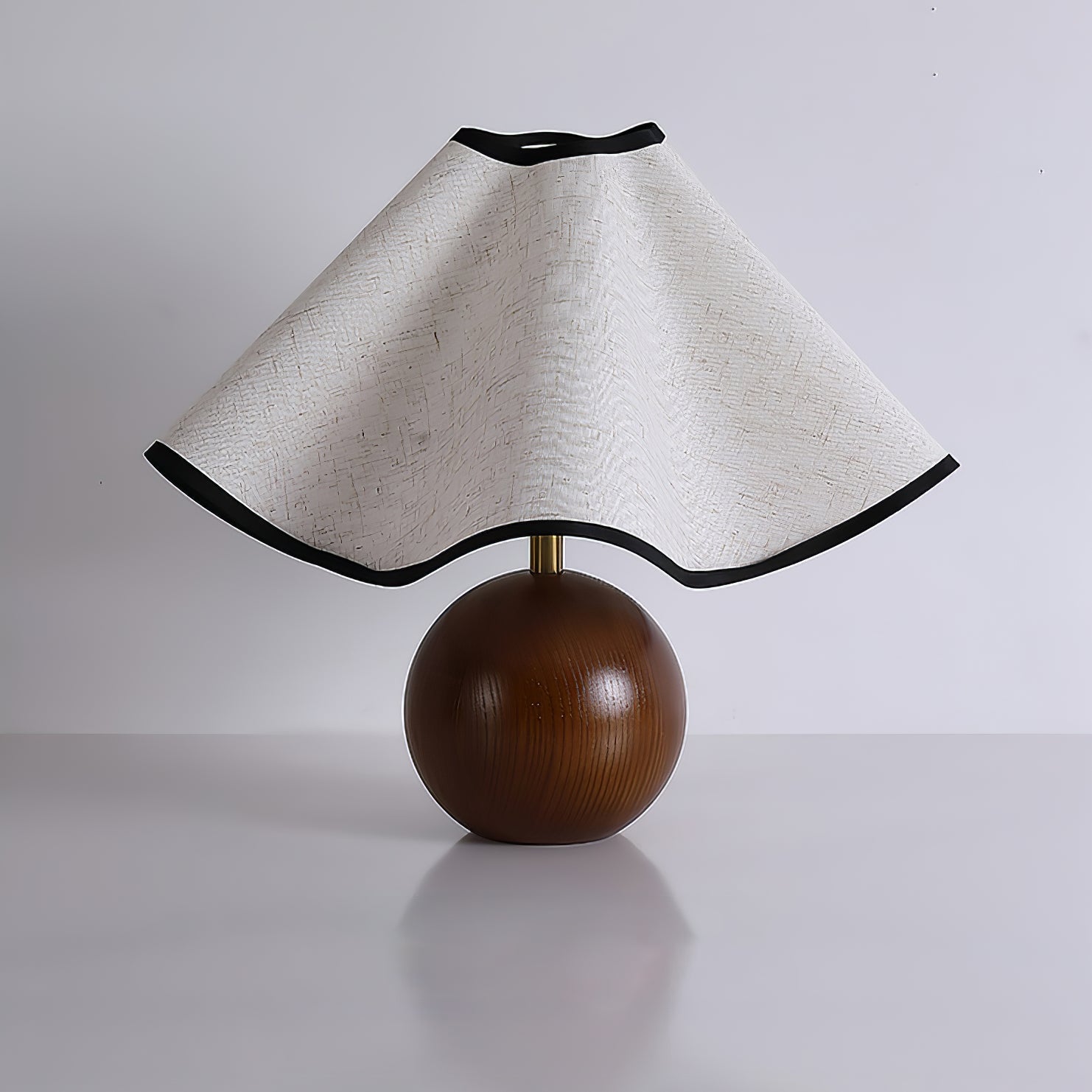 Candeeiro de mesa Wavecrest com abajur ondulado em tecido, base de madeira ∅15″, abajur de linho E26/E27 bege, nogueira e preto, interruptor no cabo, cabo de 59″, design de ondas orgânicas — Sansoti