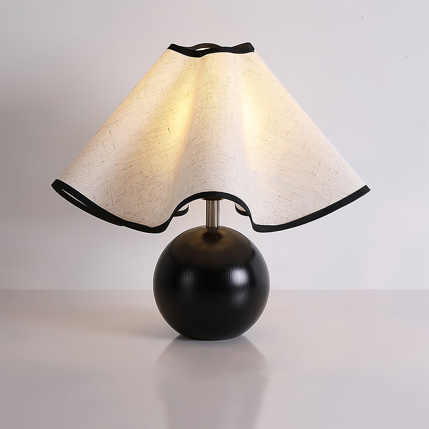 Candeeiro de mesa Wavecrest com abajur ondulado em tecido, base de madeira ∅15″, abajur de linho E26/E27 bege, nogueira e preto, interruptor no cabo, cabo de 59″, design de ondas orgânicas — Sansoti