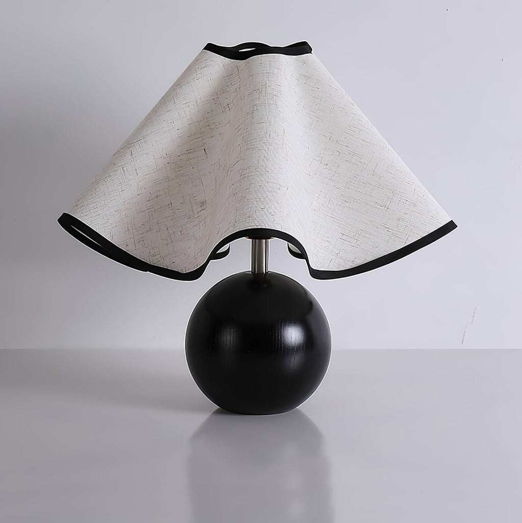 Candeeiro de mesa Wavecrest com abajur ondulado em tecido, base de madeira ∅15″, abajur de linho E26/E27 bege, nogueira e preto, interruptor no cabo, cabo de 59″, design de ondas orgânicas — Sansoti