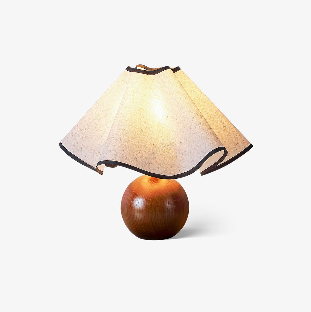 Candeeiro de mesa Wavecrest com abajur ondulado em tecido, base de madeira ∅15″, abajur de linho E26/E27 bege, nogueira e preto, interruptor no cabo, cabo de 59″, design de ondas orgânicas — Sansoti