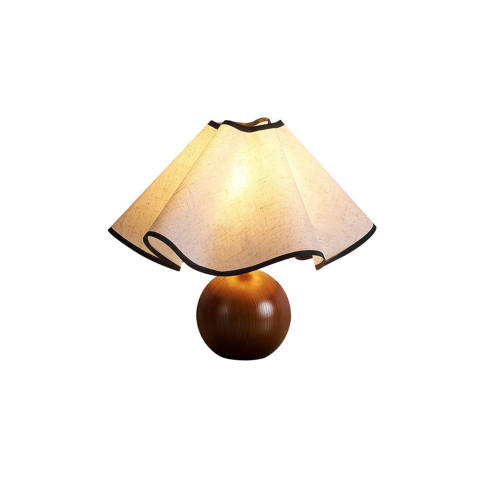 Candeeiro de mesa Wavecrest com abajur ondulado em tecido, base de madeira ∅15″, abajur de linho E26/E27 bege, nogueira e preto, interruptor no cabo, cabo de 59″, design de ondas orgânicas — Sansoti