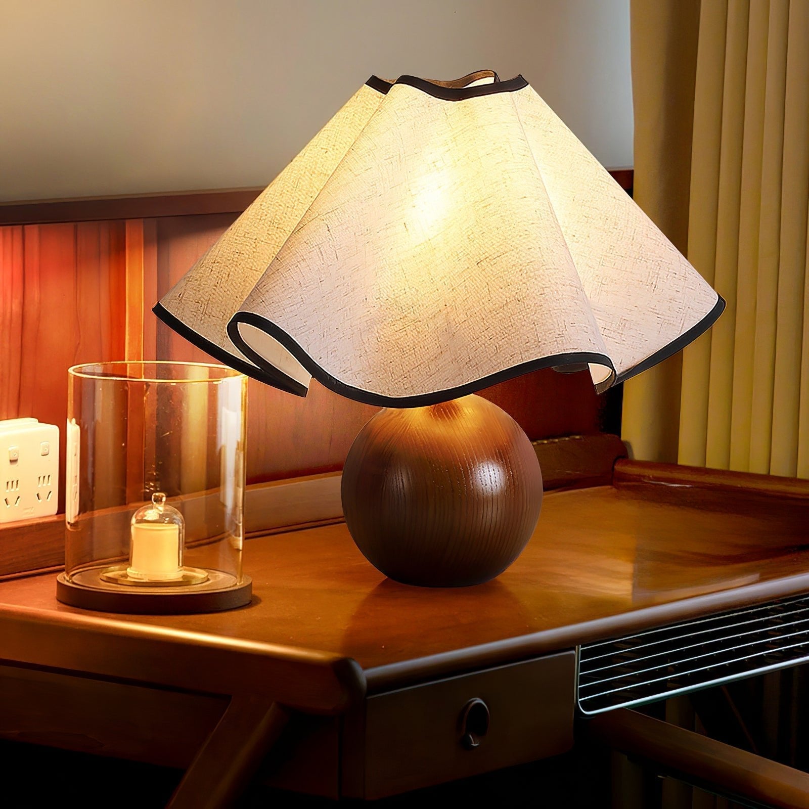 Candeeiro de mesa Wavecrest com abajur ondulado em tecido, base de madeira ∅15″, abajur de linho E26/E27 bege, nogueira e preto, interruptor no cabo, cabo de 59″, design de ondas orgânicas — Sansoti