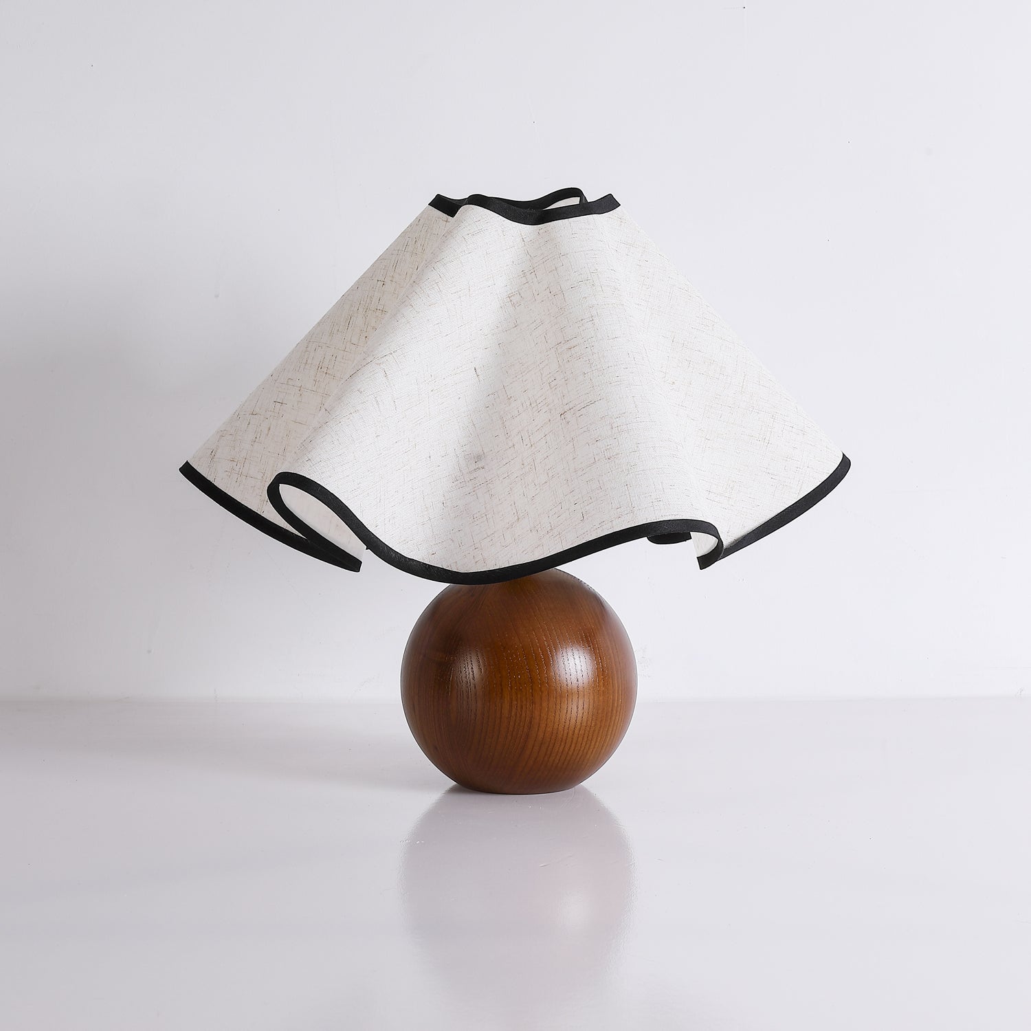 Candeeiro de mesa Wavecrest com abajur ondulado em tecido, base de madeira ∅15″, abajur de linho E26/E27 bege, nogueira e preto, interruptor no cabo, cabo de 59″, design de ondas orgânicas — Sansoti
