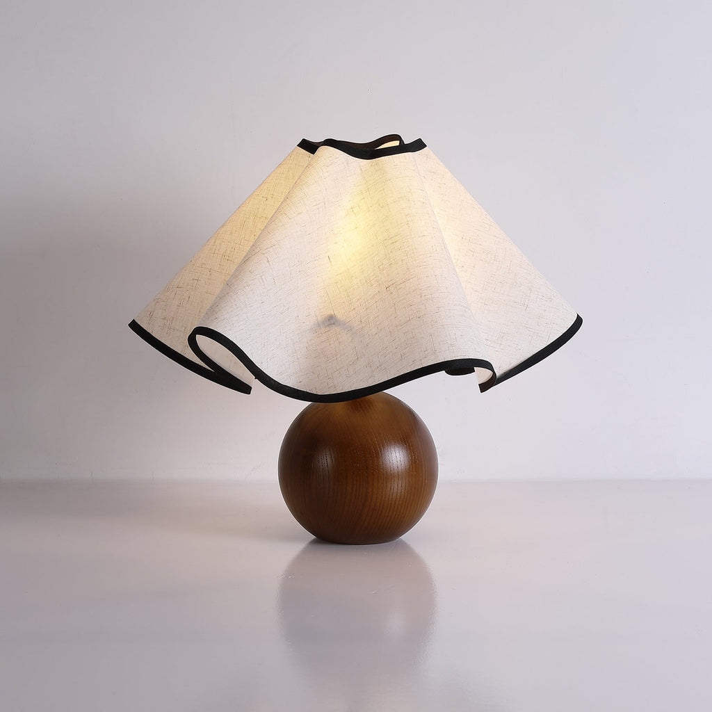 Candeeiro de mesa Wavecrest com abajur ondulado em tecido, base de madeira ∅15″, abajur de linho E26/E27 bege, nogueira e preto, interruptor no cabo, cabo de 59″, design de ondas orgânicas — Sansoti