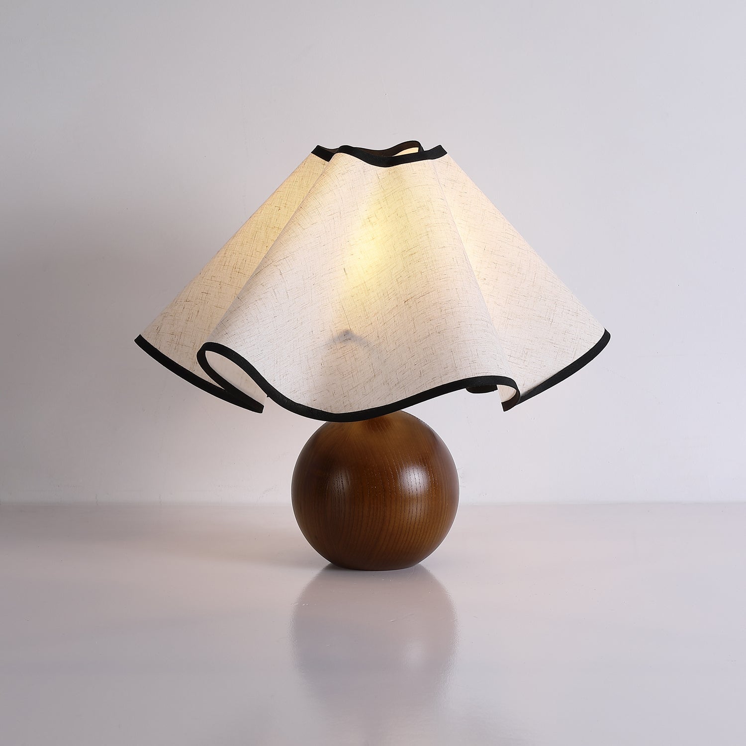 Candeeiro de mesa Wavecrest com abajur ondulado em tecido, base de madeira ∅15″, abajur de linho E26/E27 bege, nogueira e preto, interruptor no cabo, cabo de 59″, design de ondas orgânicas — Sansoti