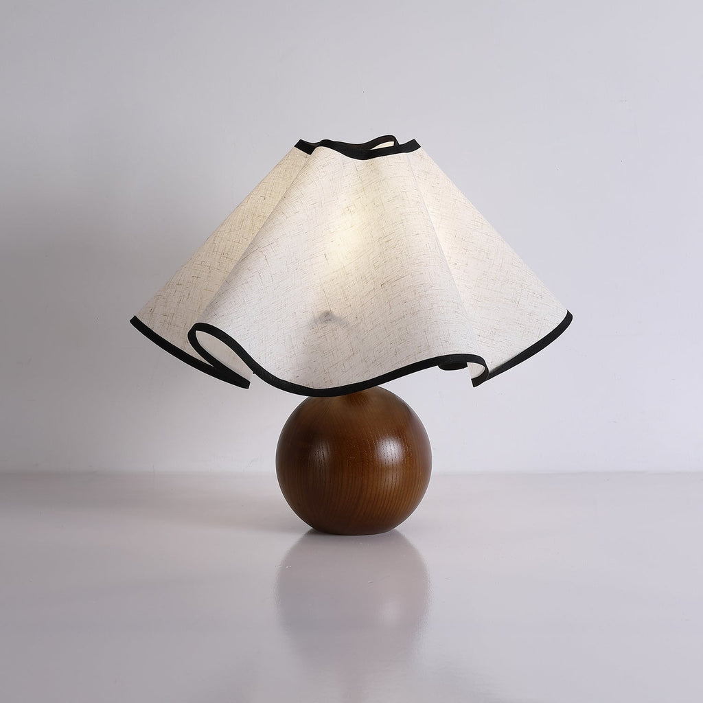 Candeeiro de mesa Wavecrest com abajur ondulado em tecido, base de madeira ∅15″, abajur de linho E26/E27 bege, nogueira e preto, interruptor no cabo, cabo de 59″, design de ondas orgânicas — Sansoti